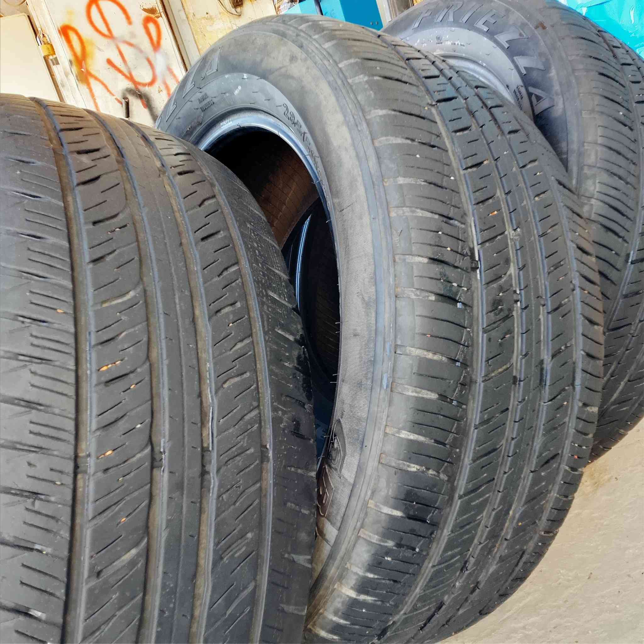 السلام عليكم تايرات قياس 20/50/285 تخم كامل ونقشه وحده انتاج حديث نضيفات كلش السعر 250 مكاني حله حي الجزائر ***********‬‏
