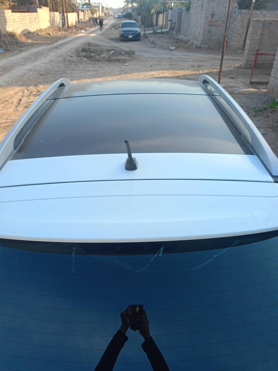 توسان خليجي 2012  رقم بغداد الجديد باسمي تحويل ثاني يوم السنويه لغاية 27
الون ابيض 
بانوراما اشاير بالمري تخم تاير صدر جديد 
محرك 2000 دوش كير مكفولات 
ماشيه 180 حقيقي
جرس انذار 120
بيه صبغ ربع باب الجنطه بدون دواخل 
والباب لايمن الخلفي مقدار 20 سنت صبغ بدون دواخل
السعر 140 وبي مجال بسيط جداً 
العنوان : بغداد ابو غريب خلف ماركت وافران القمه 
ااتصال :***********
