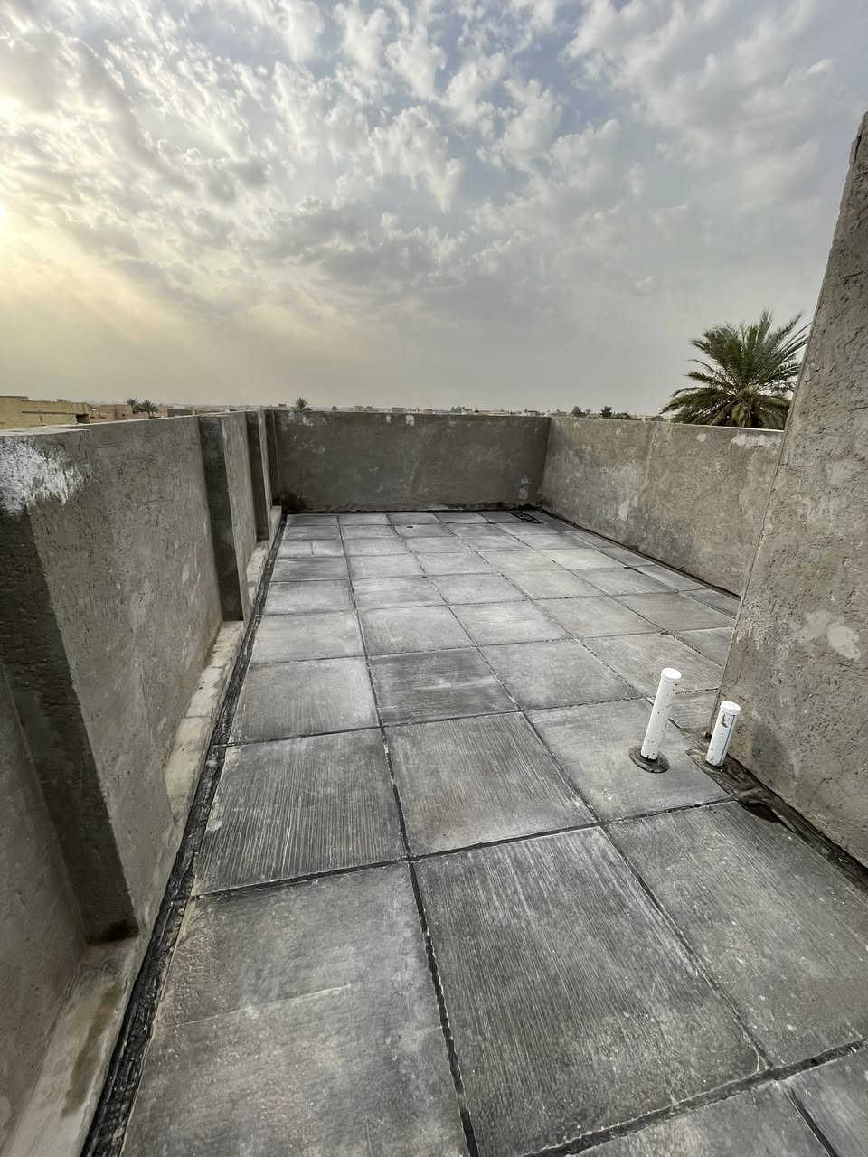 السلام عليكم 
بيت للبيع يصلح للسكن او اليشتريه يستثمره ( ايجار ) بناء حديث غير مسكون مسبقا
المساحة 100م  طابقين وكامل من جميع النواحي مطل على حديقة مع وجود خط للمولد القريب من البيت المواصفات
* يحتوي على 3 غرف نوم
* ⁠حمام عدد 2 سيراميك 
* ⁠مطبخ سيراميك
* ⁠الارضية كاشي عراقي 
* ⁠السطح شتايكر
* ⁠جميع الجدران ملبوخة من الخارج
* ⁠الابواب خشب عراقي
* ⁠محجر طابقين المنيوم
* ⁠الابواب والشبابيك تفصال حديث من الحديد 
السعر المطلوب قفل 75 مليون العنوان سبع البور رقم القطعة  ⁠5643 خلف المدارس 
رقم صاحب العقار ***********
