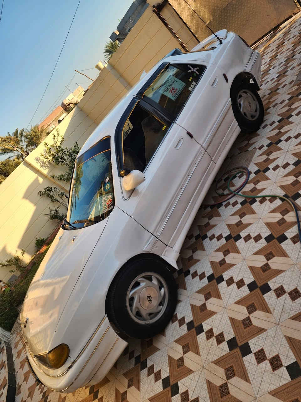 السلام عليكم النتره دمعه موديل 95 كير ومحرك مال سوناته حجم محرك 2000 سياره جديده خير من الله نقصها بس تبريد كير عادي دبل تريشه بدون حادث تخم  تاير جديد  صدر 80 بل 100 زين رقم ديالي جديد شرط التحويل السعر 27 وبيها مجال  مكان سياره ديالي شهربان الوجيهيه اي ستفسار تصال ع الخط ***********
