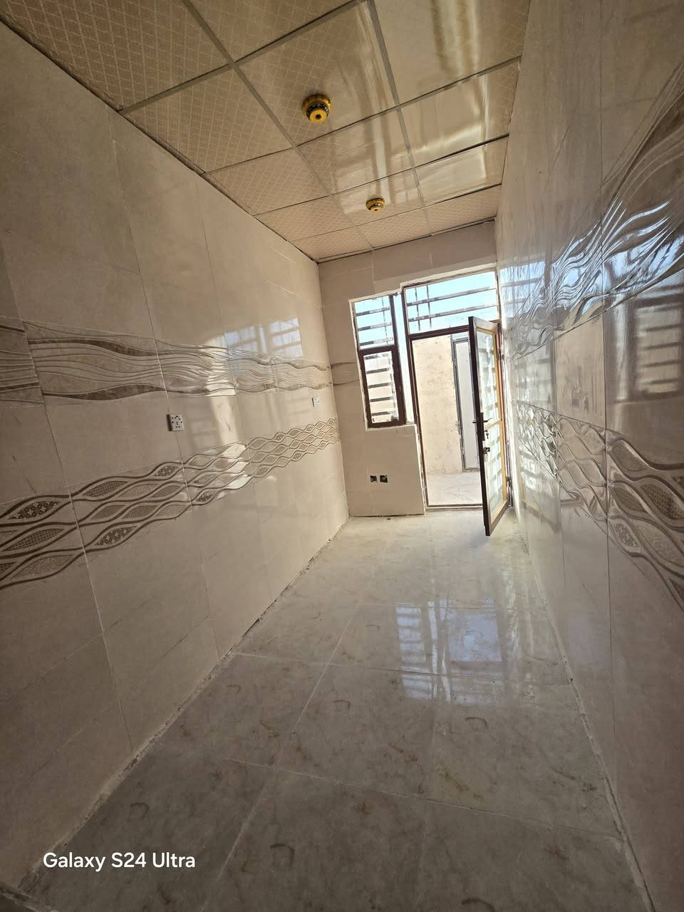 بيت لبيع بشارع المطار الجديد المساحه ١٢٠متر يحتوي على غرف٢ وصاله ومطبخ وستقبال ومكشوفه وصحيات الساس كونكريت البناء بلوك السكف عكاده السعر ٣٥ وبي مجال البيت قريب على الشارع للستفسار ***********مكتب بركات ام البنين قرب اسواق فدك مقابيل شارع السبيس البيت جديد مفتاح تستلم
