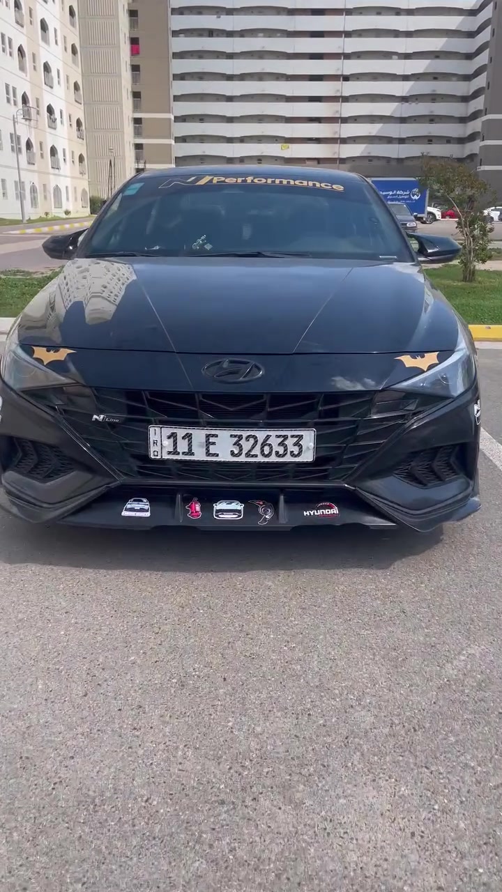 ⸻

🚗 Hyundai Elantra N Line 2022 – فل مواصفات 🚗

🔧 المواصفات الميكانيكية:

* محرك 1.6 لتر تيربو
* قوة تقريباً 201 حصان
* قير أوتوماتيك دبل كلتش 7 سرعات
* وضعيات قيادة (Eco / Normal / Sport)
* نظام أوتو ستوب (توفير وقود)

🛡️ أنظمة الأمان:

* رادار أمامي (تحذير واصطدام + فرملة تلقائية)
* رادار جانبي (نقطة عمياء)
* رادار خلفي
* كروز كنترول ذكي (يثبت السرعة ويوقف تلقائي)
* نظام المحافظة على المسار (Lane Assist)
* نظام التنبيه من الخروج عن المسار
* حساسات أمامية وخلفية
* حساسات بالمرايات

✨ المواصفات الخارجية:

* إنارة ترحيبية
* مرايات كهرباء + طي مرايات
* إضاءة LED أمامي وخلفي
* جنوط سبور أصلية
* فتحة سقف

🪑 المواصفات الداخلية:

* تشغيل بصمة
* دخول ذكي (بصمة أبواب)
* شاشة وسطية كبيرة
* ربط Apple CarPlay و Android Auto
* كاميرا خلفية
* مقاعد سبور مريحة
* تحكم من المقود
* نظام صوتي ممتاز

🔥 الإضافات:

* دبات HD Power (صوت رياضي مرتب)
* كنترول فتح وغلق (ريموت)

📌 معلومات السيارة:

* اللون: أسود 🖤
* الممشى: 72 ألف 
* مكفولة
* نظيفة جداً
* حادث قطعة وحدة (جاملخ خلفي فقط)
 مُـكان السياره بَغـداد بسمايه رقم الهاتف***********
مكفوله السياره ونضيفه جدا امانه اللّٰـه  سبب البيع اريد اخذ النترهN

واذا اكو مرواس بالنتره N اراوس ماكو اي مشكله
السعر 160 وبيها مجال  رقم الشاصي مرفق مع الصور
