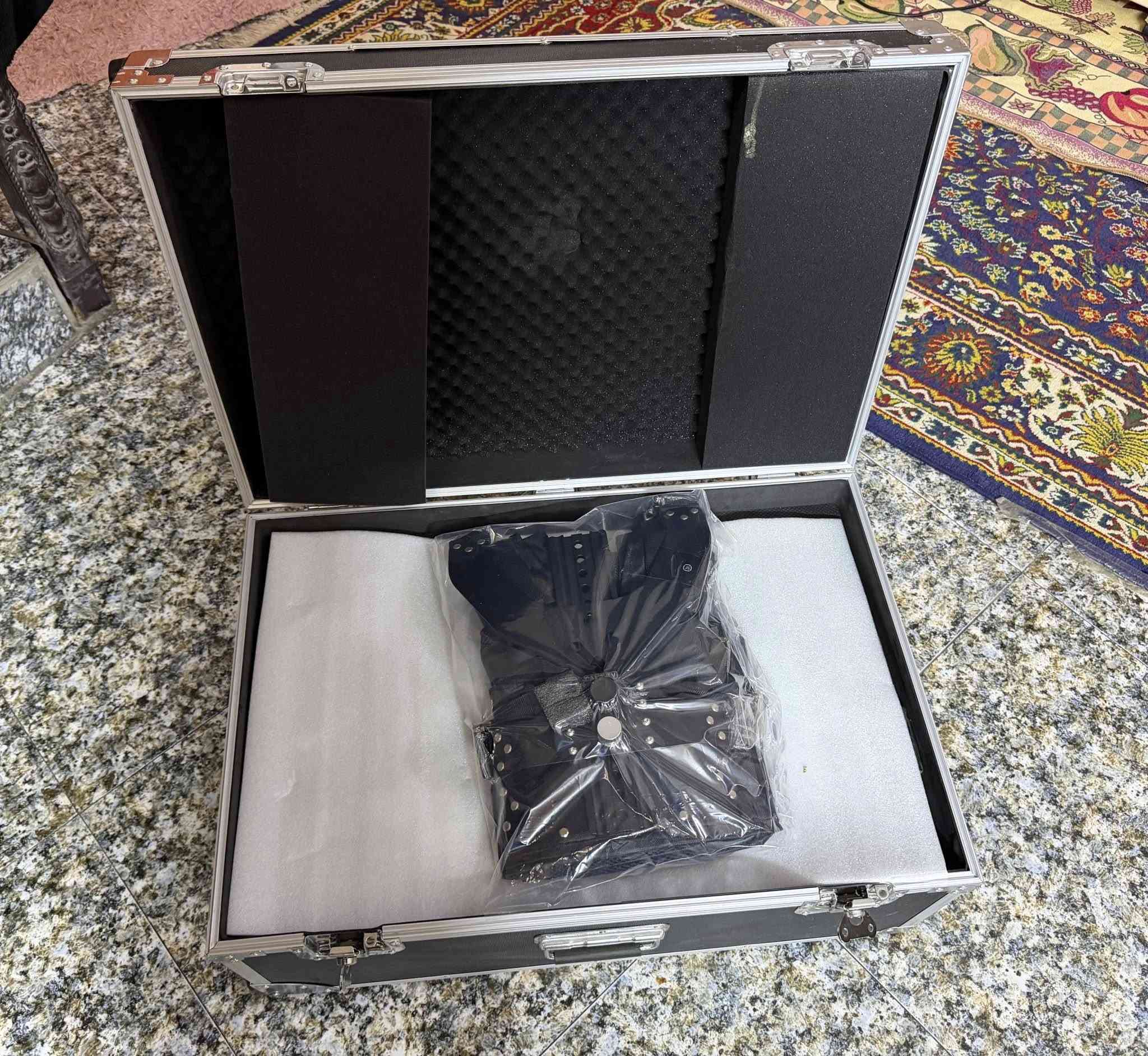 � للبيع | Steadicam احترافي CAME-TV –
💎جديد 🎥 غير مستخدم 

استديكام احترافي كامل (Vest + Arm + Sled)
مناسب للتصوير السينمائي، الوثائقي، الأعراس، والبرامج التلفزيونية.

🔹 المواصفات:

 • الماركة: CAME-TV
 • يتحمل كاميرات احترافية
 • توازن عالي وثبات ممتاز
 • استخدام خفيف وحالة ممتازة
 • بدون أعطال – جاهز للعمل مباشرة

🔹 المحتويات:
✔️ فيست (Vest)
✔️ ذراع الاستديكام (Arm)
✔️ السلايدر/العامود (Sled)
✔️ شنطة ألمنيوم أصلية للحفظ والنقل

💰 السعر:
5,000,000 دينار عراقي (قابل للتفاوض للجاد)

📍 المكان: العراق 
📞 للتواصل: خاص / واتساب ***********
