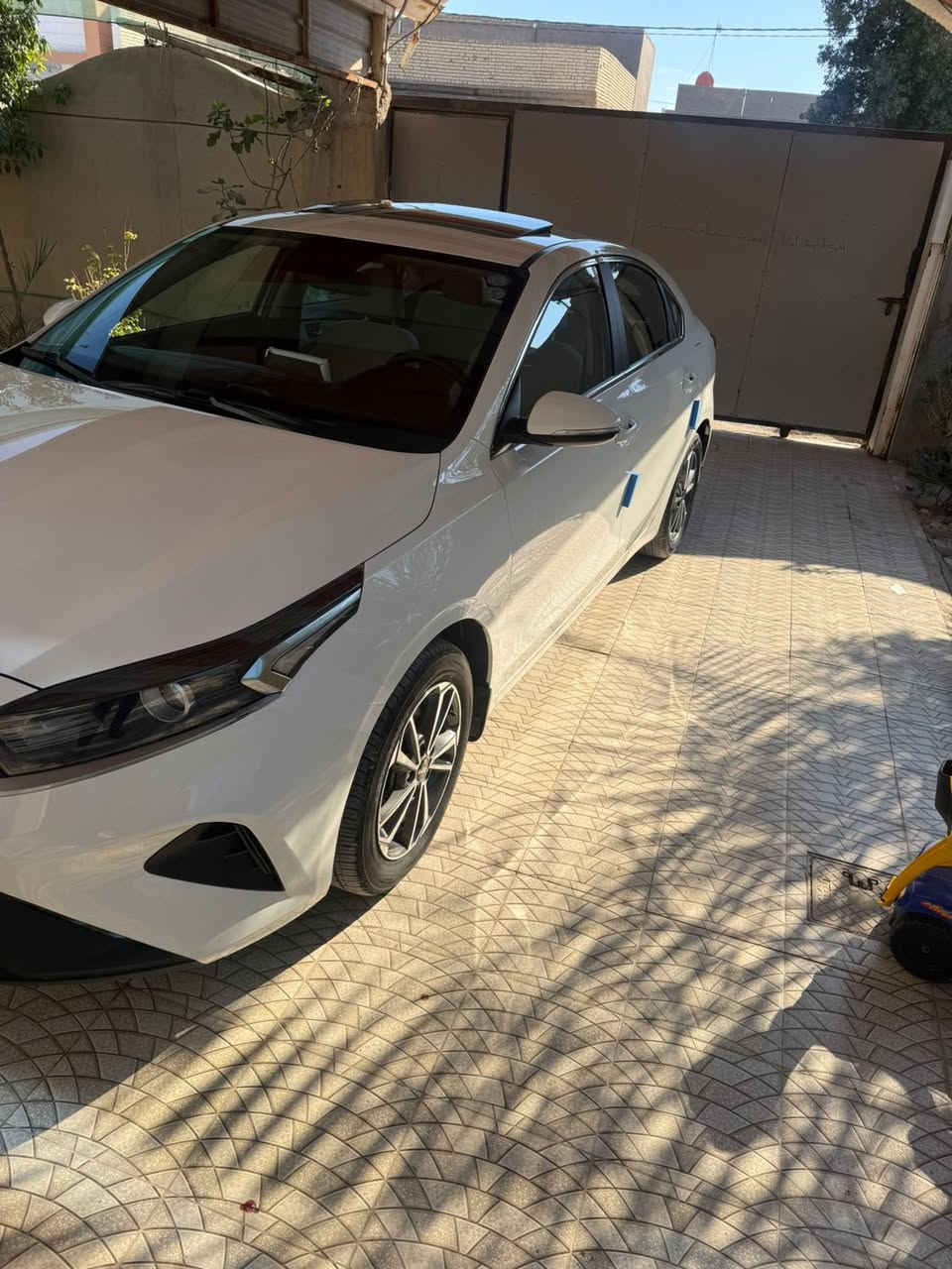 السلام عليكم كيا سيراتوا موديل ٢٠٢٣ فول مواصفات فتحه مري شفط شاشه جبيره بلاديه محرك ١٦٠٠ 
ماشيه ٦١ الف 
رقم اربيل
السياره ع ايد وحده من الزيروا
مكفوله من الصبغ والضربه ع بارد بسيط موضح بالصور 
مكان السياره واسط  الزبيديه
***********
