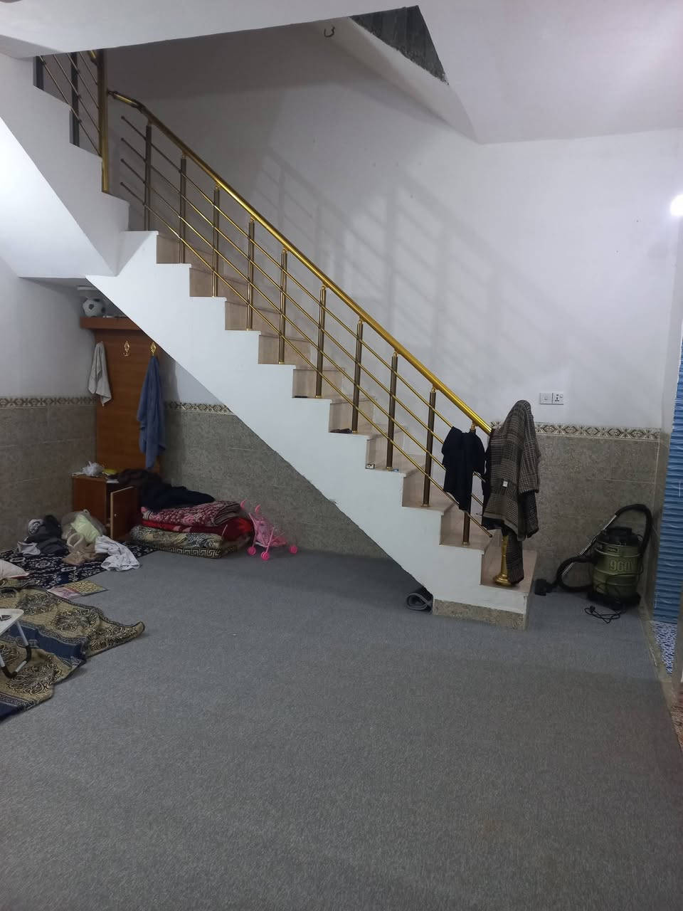 بيت طابقين ٥٠ متر  للبيع في حي العباس فرع الثالث صالة كبيرة ومطبخ وصحيات ٣ وغرف نوم ٢ وبيتونة كبيرةبناء درجة اولا السعر ٧٢  للاتصال***********
