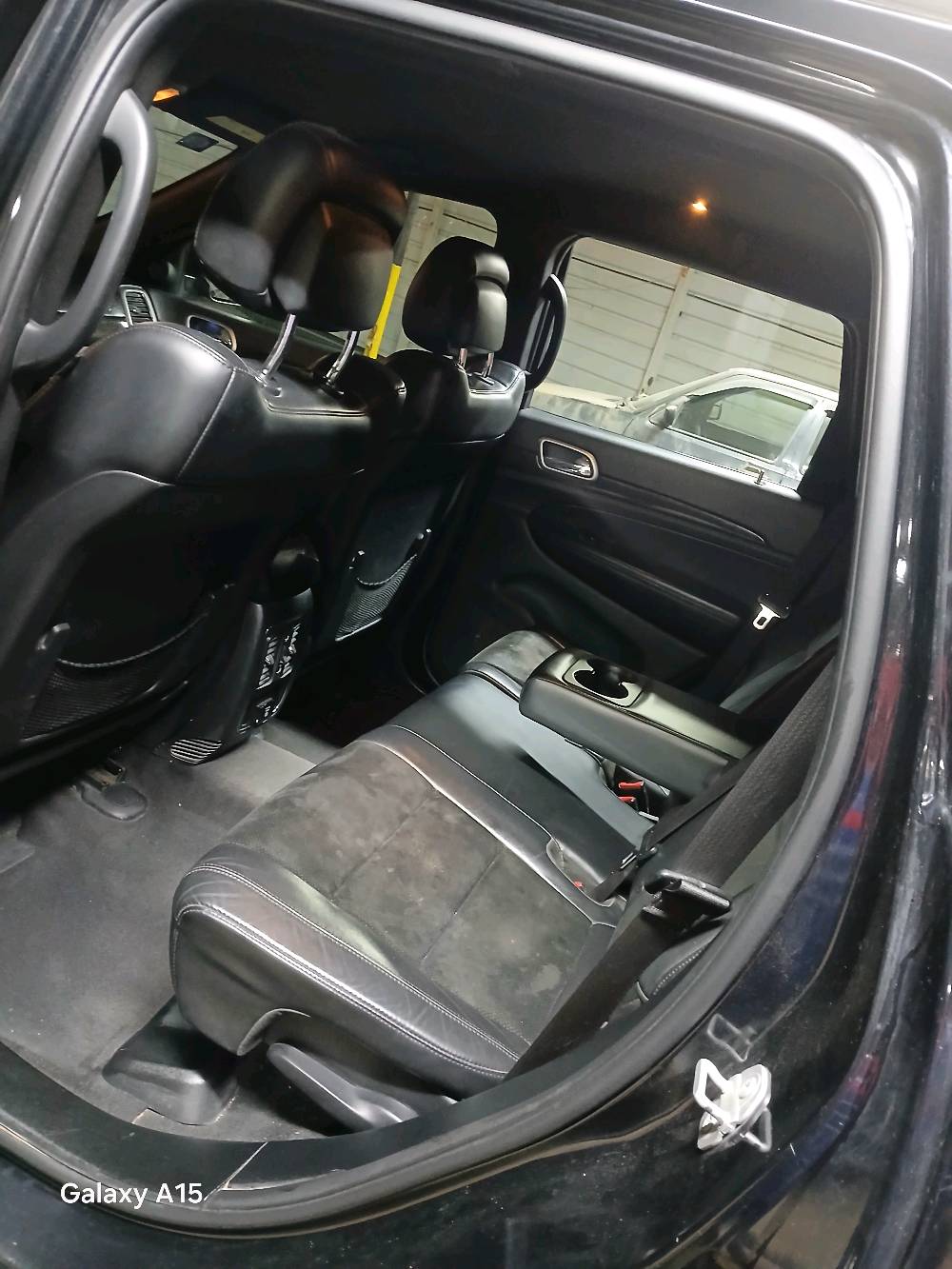 السلام عليك عارض جيب كراند شيروكي لاريدو سوداء للبيع تم تصنيعها عام ٢٠١٨
وارد أمريكي بيها خوش مواصفات هي
كاميرا خلفية
مستشعر وقوف
تدفئة مقاعد
بصمة
شاشة
مراية جانبية كهربائية 
جامة السايق كهربائية
جامع راكب الصدر كهربائية
إنذار 
تحكم تلقائي بدرجة الحرارة
مصابيح ليد 
تدفئة الستيرن. و المقود
4×4
مصابيح ضبابية لكشف الضباب
زر تشغيل 
ضوء عالي تلقائي
جنطة كهربائية
حساسات ضغط الإطارات
نظام تنبيه السائق و مقعد الصدر عند عدم لبس حزام الأمان





بيها خمس قطع
الجاملغات الامامي 
بنيد
باب الصدر
باب المقع الخلفي الموجود خلف السائق
السعر ١٧٨٠٠
للاتصال اتصل على ***********
          او اتصل على ***********
الموقع.        ( بغداد -الغزالية)