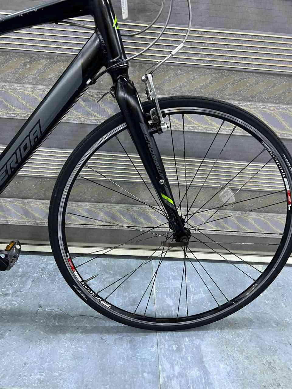 السلام عليكم 🫡♥️
دراجه C700 ماركة  MERIDA - CROSSWAY
💙MERIDA - CROSsWAY💙               
المعروفة عالمياً💫

معدن الدراجه // فول المنيوم 🎗️ 
حجم الدراجه // ٢٨🔥
موديل  2023🌟

سستم الدراجة // Srslntour - Altus
بدون اي نقص
عدد السرع // ٨*٣ 🏵️
ويالة الدراجة // تتكون من طبقتين لتحمل من الطسات والوزن + فولت سلاسه
تاير  MERIDA  اصليه

سعر الدراجة 💵// 185  وبيlllll مجال
العنوان🏠// بغداد -  الكراده
للاستفسار // ***********
