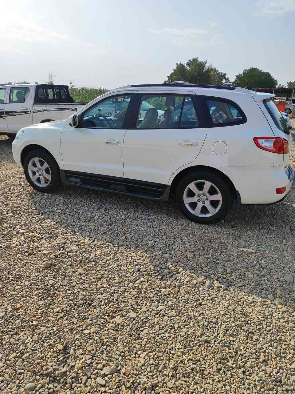 السلام عليكم سنتافي 2007 رقم واسط   6 سلندر حجم المحرك.    2700 خليجي بسمي سيارة جديدة وجاهزة محرك كير مكفولات صدر امامي خلفي جديد تخم تاير جديد للاستفسار ***********  السعر 140اوبيه مجال تبريد 3قطع 7 راكب  مكان كوت مركز مدينه مكفولة
