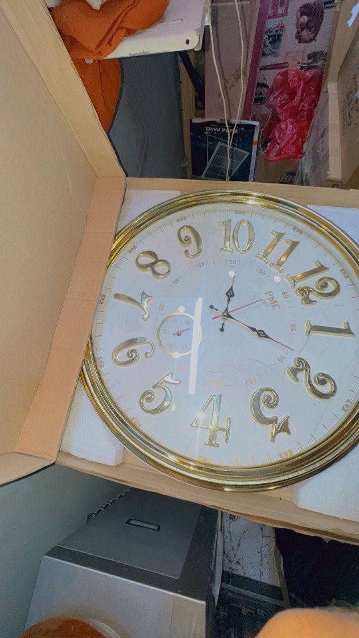 عندي هاي الساعات حجم 60 سم جدد بل باكيت تقريبا عندي 18 قطعه سعر القطعه 13 الف جاي تنباع  ب30 وب25 الف وهذا سعر جوه سعر الجمله 
وعندي ساعه على شكل لووحه تقريبا 12 قطعه جديد لوك سعر القطعه ب 7 الف 
للاستفسار *********** مكاني بغداد الطالبيه
