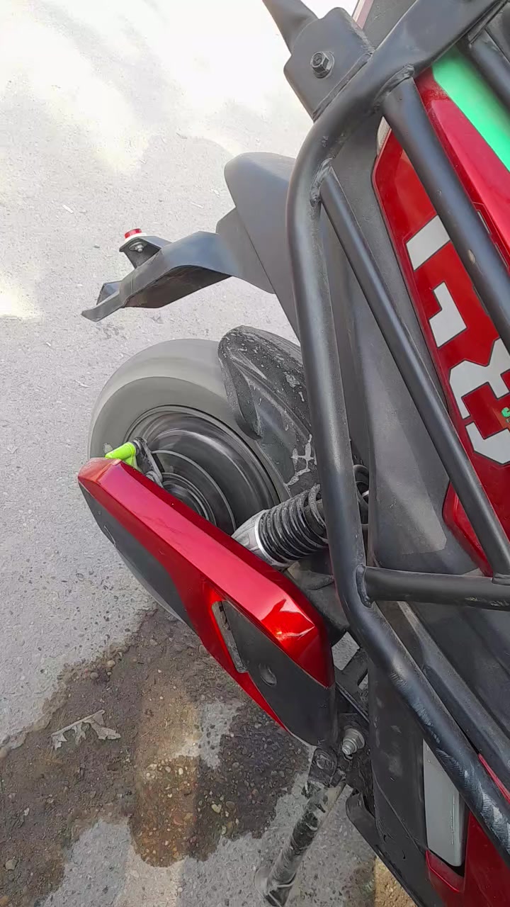 السلام عليكم دراجه شحن للبيع G8
موصفاتها 
الباتريات مسطرة الحجم الكبير ٦ بطاريات اكبار 
ملف ٢٠٠٠ نحاس حقيقي 100% 
تمشيك 85كيلو حقيقي 
سرعه 85
نظام الرجوع الى الخلف ومثبت سرعة 
لايت ليد زنون مع بلاجكترات ٢ هدية 
بيها نسختين سويج وبصمة وصندوق 
مع (شاحنة اصلية )و (دواسة مال رجل) 
الرقم ***********
العنوان بغداد الشعب 
السعر 650
الدراجه مكفوله كفاله عامه 
ملاحظه مستعجل على بيعتها
