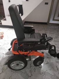 كرسي كهربائي جديد مامستعمل للبيع السعر 400 وبيها مجال للتواصل :0773111...