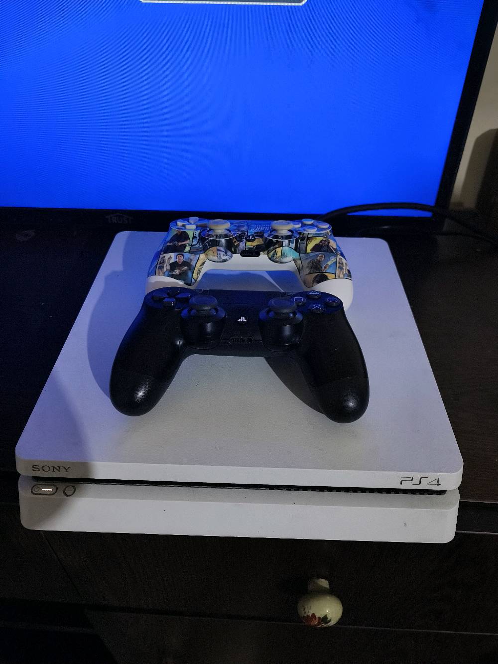 بلي فور سلم مهكر نص تيرا نظام 11
الاون الابيض مميز 
معه جوستكين وحده اصلي ثانيه تجاري 
كيبلات كامله معه خمس العاب معه تطبيق كيم باتو
السعر 250 وبي مجال 
رقم الهاتف ***********
عنواني بغداد