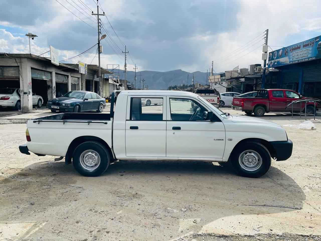 پیکاب مستەر بۆشی ٢٠٠١، نموونە لە جوانی و پاکی و بێ عەیبی، بەنزینە و سیستەمی غازی بۆ بەستراوە، چوارتایەی لۆکە و مانگێکە گۆڕدراون، دوو جامی پێشەوەی کارەبایی و یەک پارچەی بۆیاغە. ٦٧ گەڵا و مەجال. شوێن قەڵادزێ.
*********** بشدار, السليمانية
