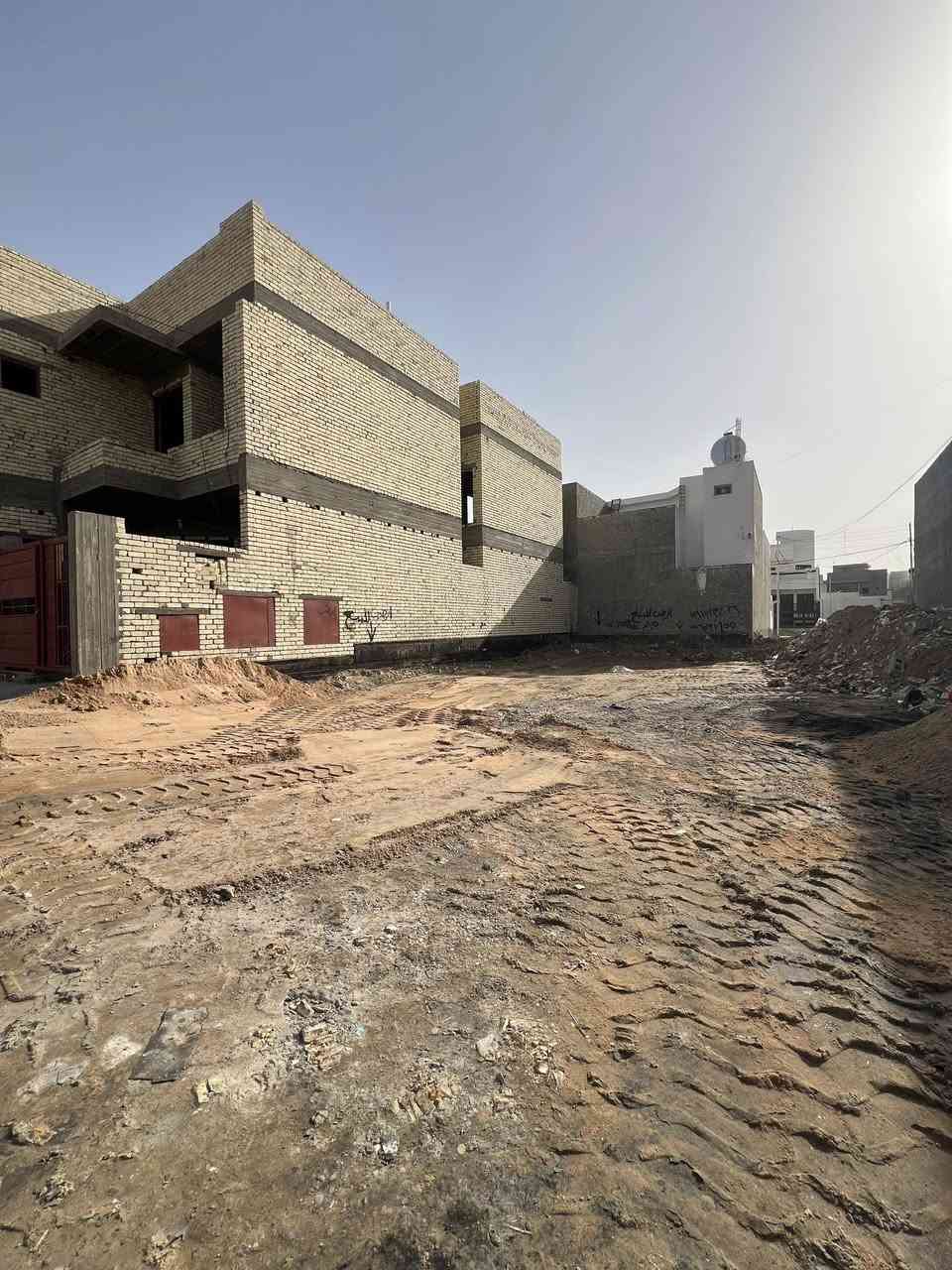 سلام عليكم
ارض للبيع 
مساحة 150 متر واجهة 7،5 نزال 20
ارض بچر والشارع 10متر 
خدمات كامله ماء كهرباء ⚡️ جيران كلهم ذهب ناس مثقفة وموضفين 
شارع الأرض مو تبليط لأكن يبعد عن التبليط 50 متر 
صنف العقار طابو زراعي سند 25 

العنوان الأنبار فلوجة جغيفي الثاني قرب جامع صفوى الرحمن والموقع واضح كدامكم بل صور 

السعر 43 وبيها مجال بصيط
اي ستفسار الأتصال علا الأرقام

***********  ➡️اتصال 📲
 ***********➡️اتصال 📲
*********** ➡️واتساب فقط 📲

#مكتب_الجزيرة_للعقار…
