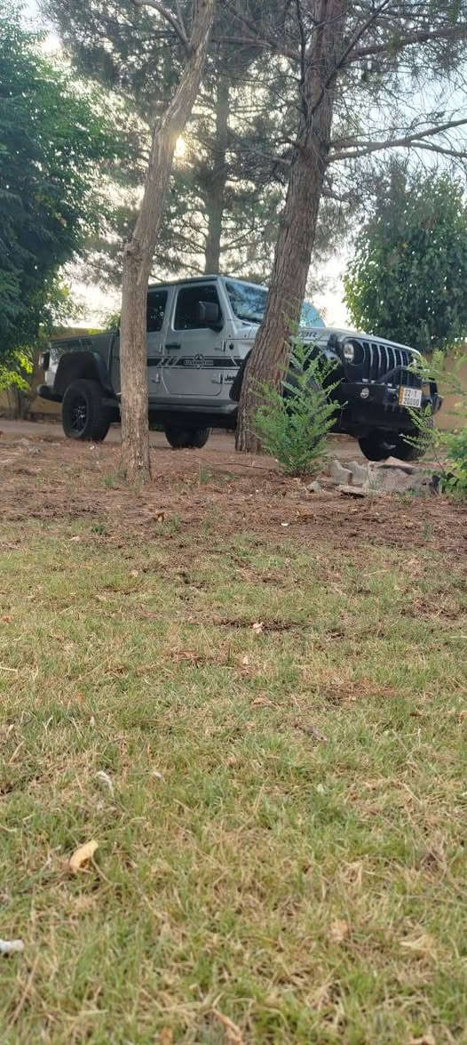 JEEP GLADIATOR  2022 sport s   4*4

‎ الموديل : 2022

‎العداد :36 الف

‎المحرك : V6.  3.6L 

‎المواصفات :

‎* دفع رباعي 4x4 بنظام روك تراك .

‎* مساحة تخزين اضافية تحت المقاعد الخلفية . . 

‎* تلفون بلوتوث . 

‎* شاشه مع نضام ملاحة نفكيشن GPS .

‎* مرايا متحسسة للاضاءة العالية .

‎* تشغيل عن بعد .

‎* دخول ذكي (بصمة) .

‎* سقف 3 قطع قابلة للازالة .

‎* ابواب قابلة للازالة .

‎* غطاء للصندوق الخلفي قابل للطي .

‎* إضاءة داخل الصندوق الخلفي . 

‎* ماخذ للتيار الكهربائي 220 ڤولت .

شاشة لمس 

جام اوتو

تحديد سرعة 

تحكمات جهتين   كامرا خلفية   

‎تحكمات ستيرن  

BLUETOOTH 

AUX 

APPLE CAR PLAY

تبريد قطعتين

نظام منحدرات 

سيارة فقط جاملخ خلفی وباب صبغ بدون دواخل 

بجم کبس بدون ارباک رقم شانسی موجود بالصور

السعر: 285$ وبی مجال ومعاملە

*********** واتس اب 

*********** أربيل, العراق
