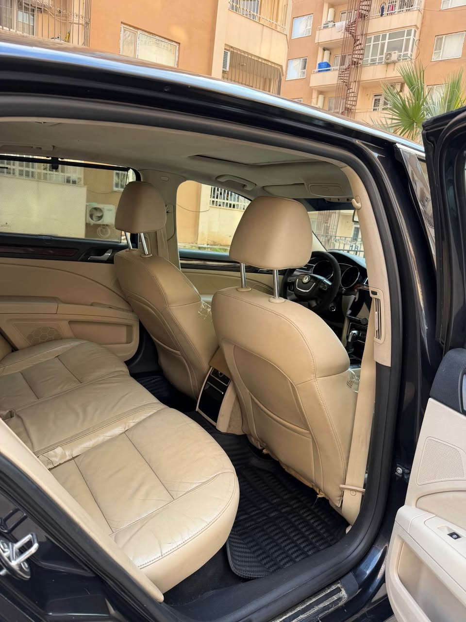 سكودا سوبر بي  20 ورقه غرامة تنزل من السعر 
فول مواصفات vip كشنات جلد تدفئه امامي خلفي
مرايات هيتر صندوق السياره شفط حركتين يفتح ويغلق
لايت عدسة زينون ومواصفات السيارة كثيرة ومعروفه للاستفسار 
*********** دهوك, العراق
