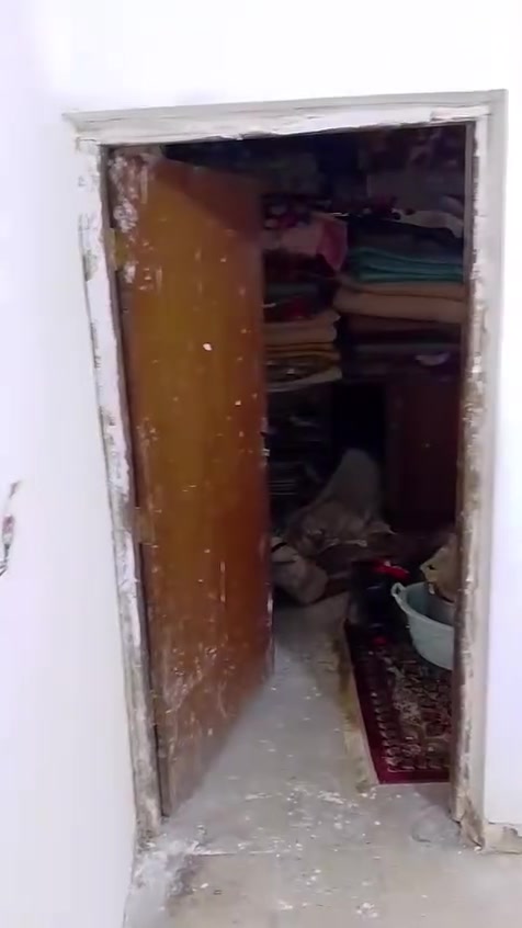 🏡 للبيع بيت مميز في بغداد – حي الرئاسة / العبيدي قرب سوق الرئاسة
فرصة ممتازة للسكن العائلي بموقع حيوي وخدمي قريب من جميع الاحتياجات اليومية 🌟

📍 الموقع: حي الرئاسة – العبيدي
📍 قريب جداً من سوق الرئاسة
📍 قريب من المستوصف والخدمات الصحية
📐 المساحة: 220 متر
🏠 البناء: نثر طابقين
📄 الطابو: صرف ✔️

🔹 تفاصيل البيت: ✅ استقبال واسع وأنيق
✅ مطبخ بمساحة ممتازة 🍽️
✅ صالة عائلية في الطابق الأرضي
✅ صالة إضافية في الطابق الثاني
✅ 4 غرف نوم كبيرة بمساحات ممتازة
✅ 3 صحيات
✅ 4 حمامات
✅ كراج داخل البيت 🚗
✅ حديقة جميلة ضمن الكراج 🌴
✅ توصيل ممتاز للماء والكهرباء ⚡💧
✅ نظام يمنع دخول مياه المجاري
✅ توزيع مرتب وعملي للغرف
✅ غرف واسعة وإضاءة طبيعية جميلة
✅ مناسب للعوائل الكبيرة
✅ منطقة هادئة وآمنة
✅ قريب من الأسواق والمدارس والخدمات
✅ سهولة الوصول للشارع الرئيسي والمواصلات
✅ البناء مرتب وجاهز للسكن

✨ بيت متكامل يجمع بين الموقع الممتاز والمساحة الواسعة والطابو الصرف، مع تصميم مريح وخدمات ممتازة يوفران الراحة والخصوصية للعائلة.

📞 للاستفسار والسعر والمشاهدة:
+964 772 289 6999


**إذا كنت صاحب هذا الإعلان وتريد حذفه لأي سبب، رجاءا أرسل رسالة إلى الدعم الفني**
