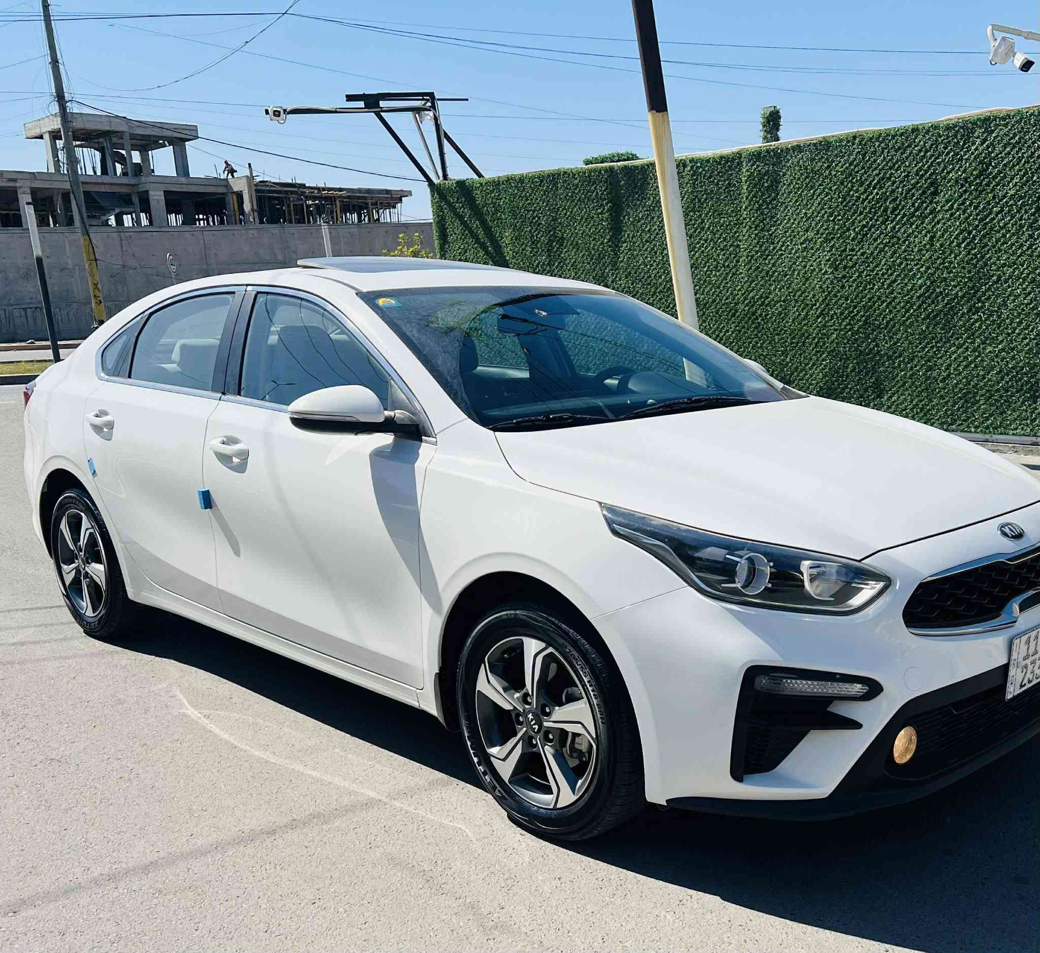 كيا سيراتو خليجي
وكاله دوليه 
مكفوله من صبغ او تبديل رصعه زغيره بلباب وره سايق مسحوبه  
محرك 1600 دوش 
فتحه 
قطعتين تبريد 
كشنات مخمل 
تحكمً استيرن 
مري كهرباء 
بسمي مكان سياره البياع 
سعر 158 $ بيه مجال حكً جيه فقط 
***********
