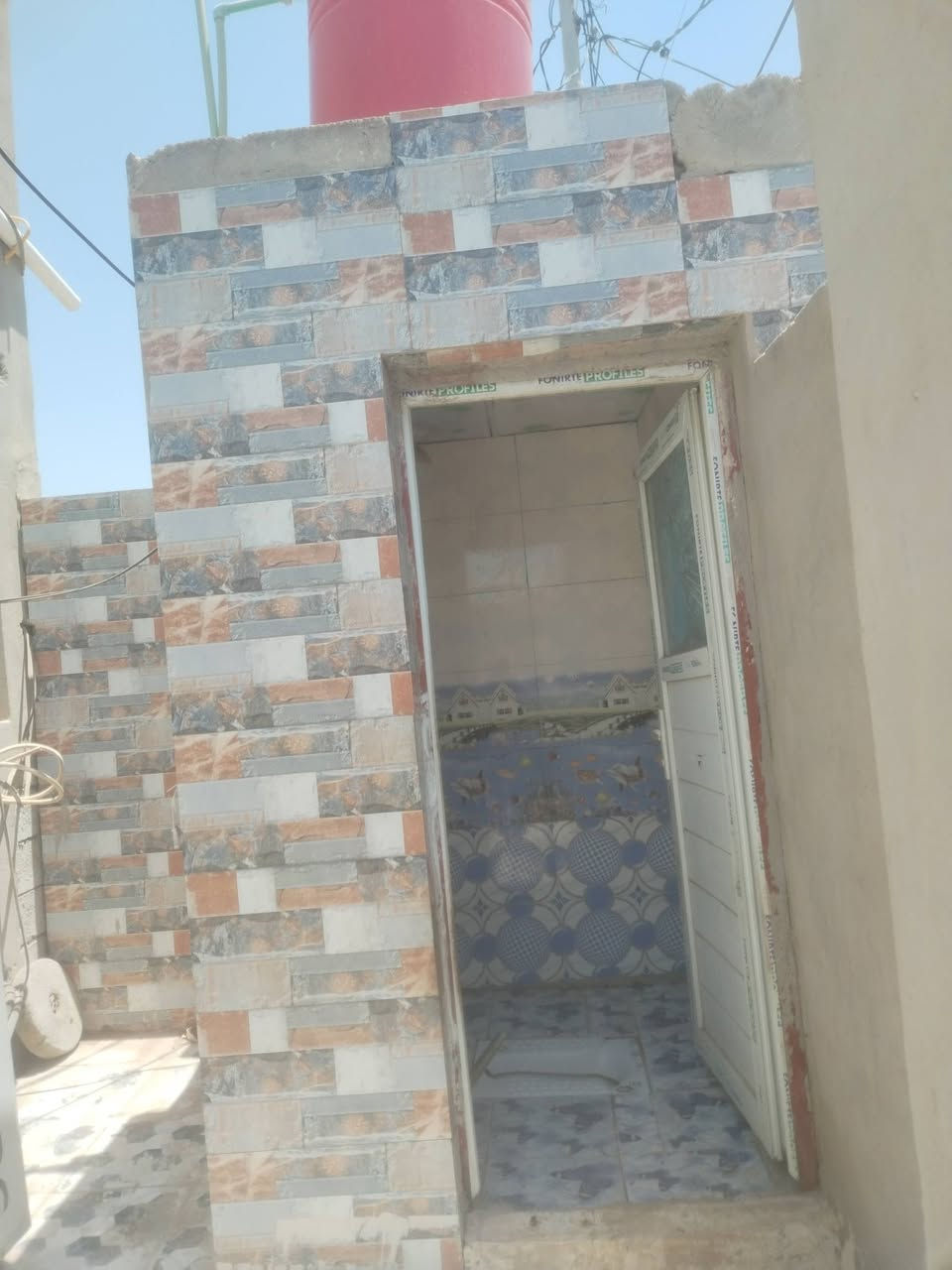 بسعر مناسب جداً 
🏠 بيت جاهز للبيع – الديوانية / قضاء السنيه نزلة كاظم ال جاسم 
📐 المساحة: 160  متر
▪️ الواجهة 10 متر × النزال 16 متر
✅ التفاصيل:
▫️ سند 25 زراعي بعقد أصولي جاهز
▫️ البيت يتكون من غرفتين ومطبخ وصالة واستقبال
 ومجمع صحيات وطارمة 
▫️ مداور ثاني يوم 
▫️ خدمات كامله تبليط بالباب 
▫️ يبعد  100 متر فقط عن الشارع العام ديوانية حله 
💰 السعر المطلوب: 46  مليون وبي مجال 
📞 للاستفسار:
خاص أو الاتصال على الرقم امير الفتلاوي
***********
