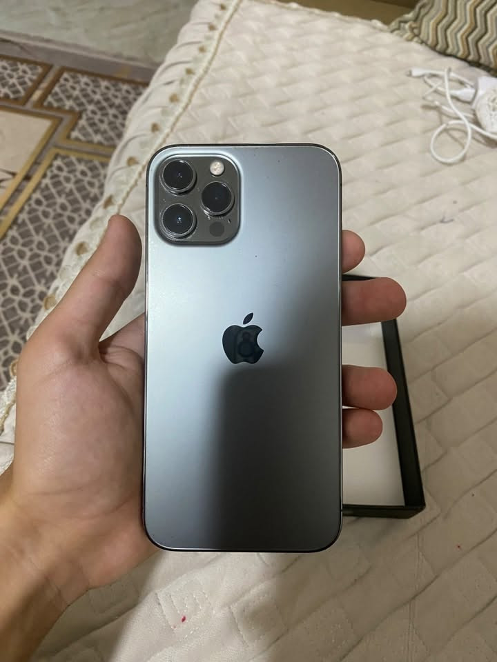 السلام عليكم 
iPhone 12 pro max 
ذاكرة 256gb 
نسخة ال5G
بطارية 🔋 79‎%‎ 
الجهاز نظيف كلشي ممبدل على وضع الشركة وكلشي شغال
السعر 490 الف دينار وبي مجال بسيط 
مكاني الحلة 
للتواصل ***********
