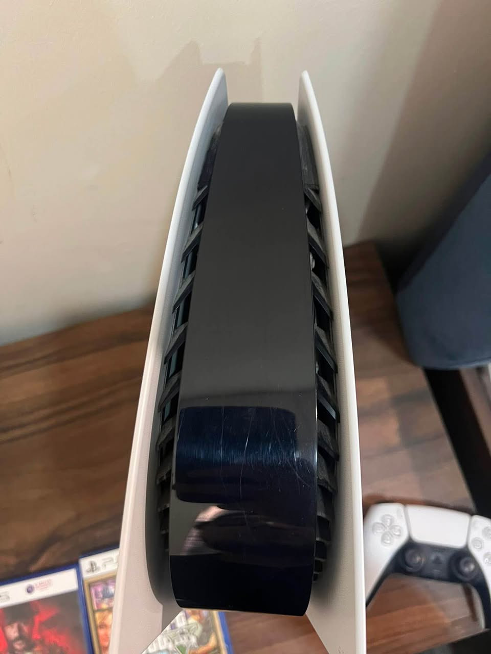 پلەیستەیشن ٥ (PS5 825GB) لەگەڵ ٢ کۆنتڕۆڵەر و ٣ یاری – زۆر خاوێنە

پلەیستەیشن ٥ (فێرژنی دیسک - 825GB) بۆ فرۆشتن. ئامێرەکە زۆر کەم بەکارهاتووە و تەنها لە کاتی پشووەکاندا یاری پێکراوە، بۆیە زۆر خاوێنە و وەک نوێ وایە.
چی لەگەڵدایە:
 کۆنسۆڵی PlayStation 5 (825 GB)
 ٢ دانە کۆنتڕۆڵەری ئەسڵی 
 هەموو وایەرە سەرەکییەکان (کارەبا و HDMI)
 ٣ یاری بەهێز (بە دیسک):
 GTA V (Grand Theft Auto 5)
 Call of Duty: Modern Warfare 3
 FIFA 22
ئامادەیە بۆ یاری کردن و هیچ کێشەیەکی نییە!

Title: PlayStation 5 (825GB) Bundle – Excellent Condition with 2 Controllers & 3 Games
Description:
Selling my PlayStation 5 (825GB Disc Edition) in excellent condition. It was barely used and played only during holidays, so it looks and works like new.
What’s included:
 PlayStation 5 Console (825 GB)
 2 Original DualSense Wireless Controllers
 All necessary cables (Power, HDMI)
 3 Top Games (Physical Discs):
 GTA V (Grand Theft Auto 5)
 Call of Duty: Modern Warfare 3
 FIFA 22
Perfect bundle to start playing right away! أربيل, العراق


**إذا كنت صاحب هذا الإعلان وتريد حذفه لأي سبب، رجاءا أرسل رسالة إلى الدعم الفني**