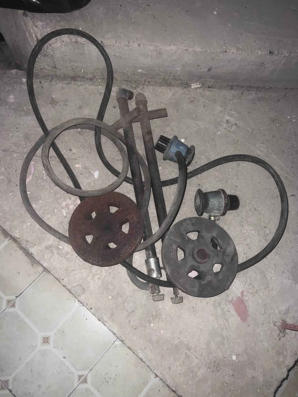 كدور طبخ عدد 3
عيون عدد 2 
مناصب او ميز يكعد عليه الكدر عدد 2 تفصال حديد ثقيل 
استخدام قليل ونضيفات حيل للبيع السعر 225 
مكان بابل ***********
