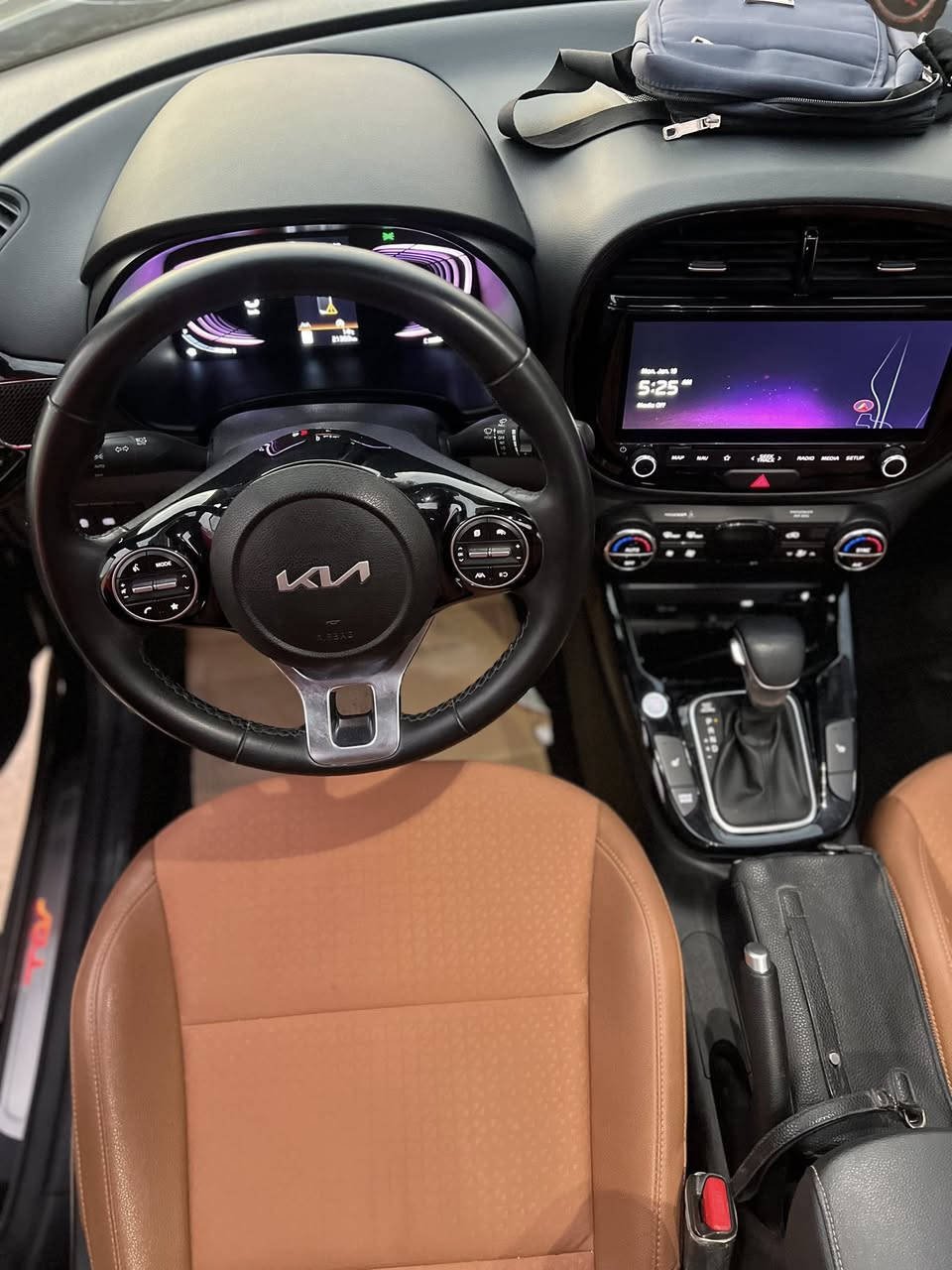 ⸻
🚗 كيا صول 2024 – فئة EX
✨ واردامريكي

🔹 الممشى: 21 ألف كم (كيلومتر مو ميل)
🔹 المحرك: 2000 سي سي (دوش)
🔹 الوضعيات: سبورت / نورمال

⚠️ الحادث
🔧 فقط البُنيد مبدّل
📌بارد جداً بسيط بخشم الجاملغ
✔️ حتى البراكيت غير متضرر

🌟 المواصفات:
 • 💺 مقاعد جلد + مخمل بلون مميز
 • 🔥 تدفئة مقاعد
 • ⚙️ تحكم كهربائي بالمقاعد
 • 🔑 بصمة + تشغيل عن بُعد
     •       🕳️ فتحه
 • 📡 رادار أمامي + خلفي + جوانب
 • 🛣️ تثبيت مسار
 • 🛞 ويل 18 إنچ
 • 📱 شاشة كبيرة تدعم Android Auto & Apple 
CarPlay

   💵السعر : 148 ورقه قابل للتفاوض
📄 بدون لوحات – تترقم بأي محافظة
📍 العنوان: الحلة – شارع 80

📞 للاتصال:
***********
