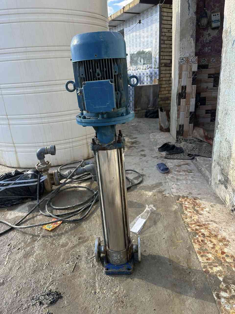 مضخة عمودية 10حصان مفلفوف شرط الشغل عنوان ميسان ***********
