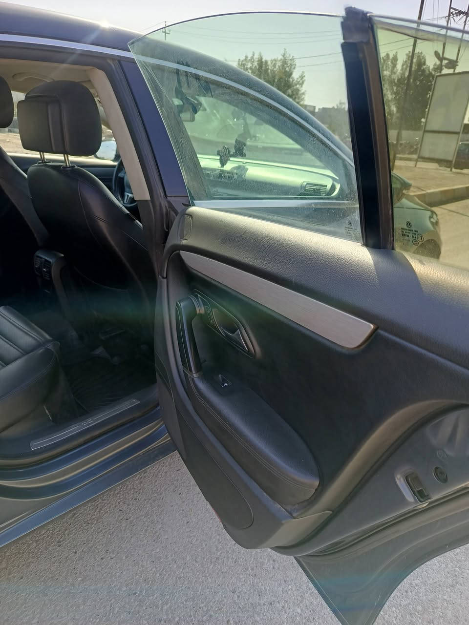 سلام عليكم فولكس فاجن باسات سي سي موديل 13 سياره بدون صبغ بدون ضربه السياره جديده كير مكينه خير من الله 
مكينه 2000 تيربو 
كير 6 نمر 
سياره كهربائيه كله شغاله تبريد تدفئه 
تحكمات استيرن 
شاشه وكامره 
كشنات كهرباء وتدفئه 
تبريد منفصل 
قطعتين تبريد 
اشاير بالمري 
لد ترحيب 
سياره مواصفات معروفه للبيع والمراوس السعر 115 وبيه مجال قليل مكاني ديالى هبهب ***********
