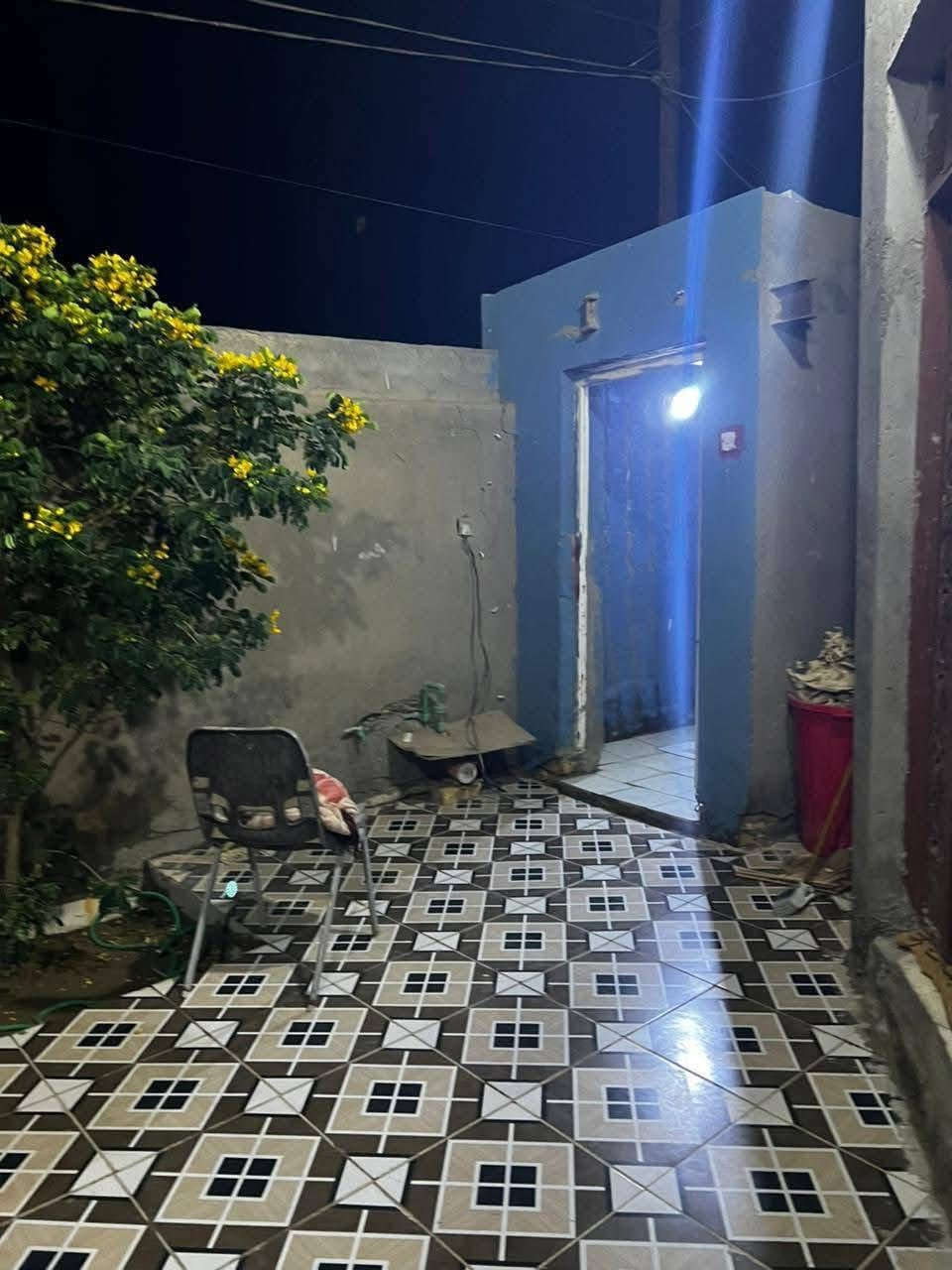 سلام عليكم بيت للبيع

المساحه 150متر

يحتوي على غرفة عدد 1

صاله

استقبال 

صحيات خارجية

حمام داخلي 

منور 

طارمة

مطبخ 

كما موضح في الصور والفيديو

موقع البيت 

الديوانية قضاء السدير قرب غسل الدولاب  حي الجواد

تشتري البيت كبل تكعد فارغ البيت 

كامل ع اخر شي مناقص كلشي 

السعر ٣٥وبي مجال

للاستفسار الاتصال على الرقم ***********
