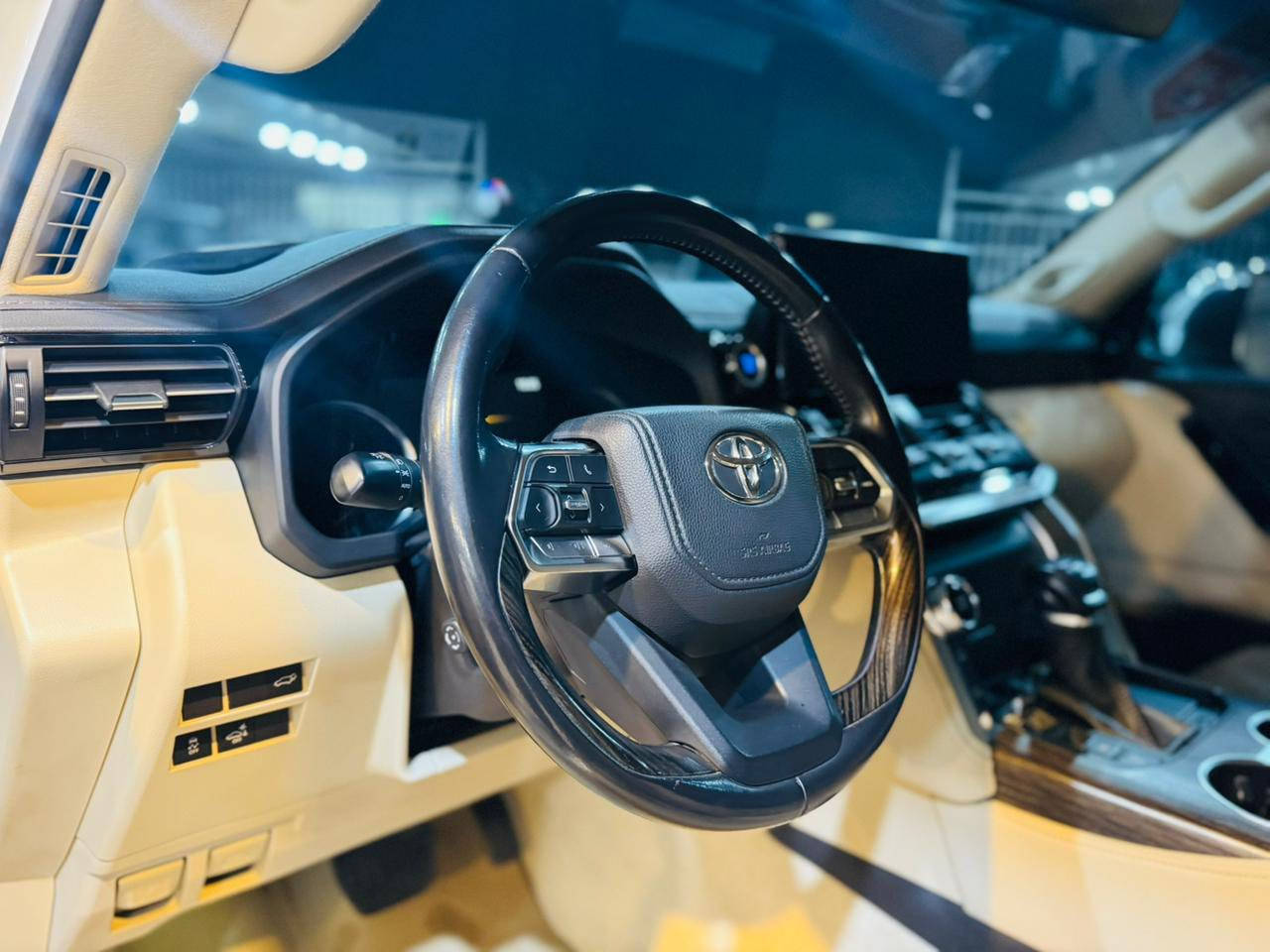 لاندكروز vx تون تيربو 2022 ساز ضمان 
السيارة فول مواصفات 
1-جلد 
2-تدفئة تبريد كشنات 
3-كشنات كهرباء 
4-ستيرن كهرباء 
5-كشت ذاكرة 
6-خمس بصمات 
7-كامرة 
8-رادارات 
9-جنطه شفط 
وباقي المواصفات المعروفة لل vx 
السيارة ماشية 41 
مكان السيارة النجف الاشرف 
الاستفسار ***********
