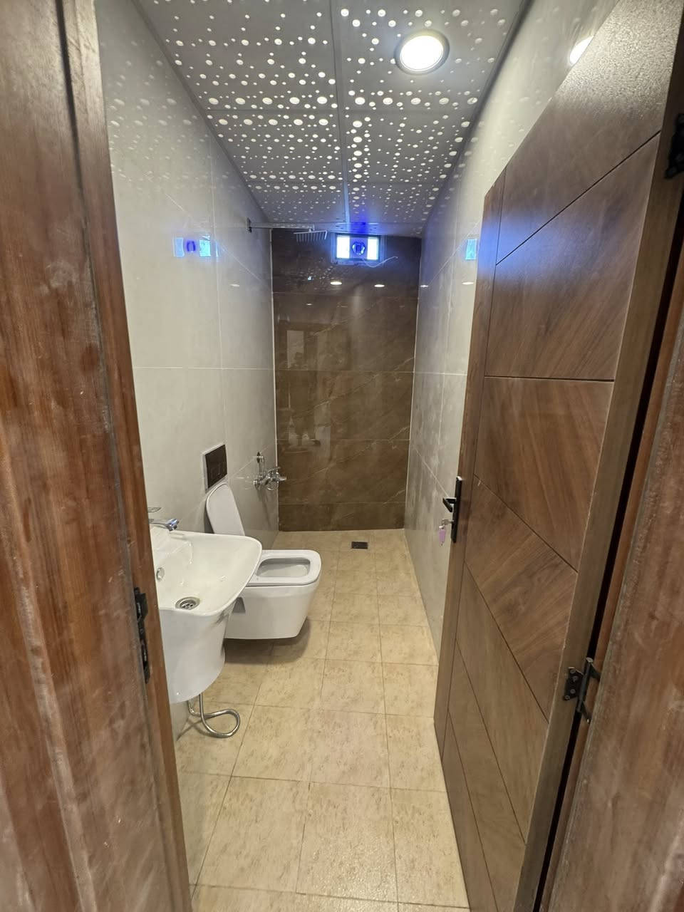 (شقة للبيع طابق اول بناء  2025 ديلوكس الاعظمية )
مساحة (70 متر) (1غرفة نوم +صالة +خدمات)
 ( عند الاستثمار تؤجر  الشقة بوارد 500 الف )
         ( مصعد كهربائي شغال 24 ساعة ) 
                 السعر (  98 مليون )          
             الاتصال  ( *********** )
