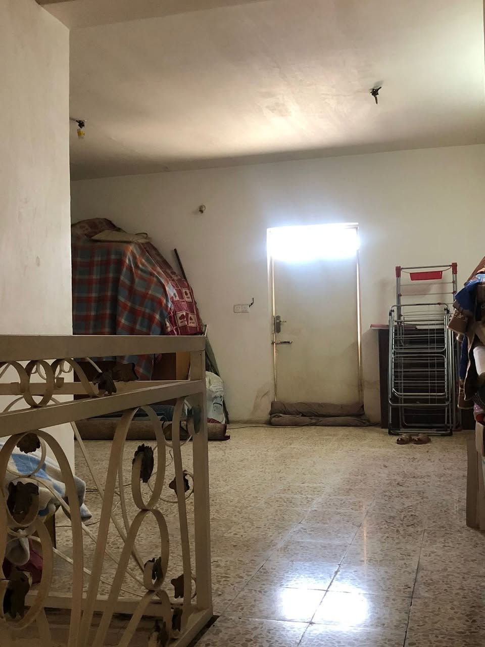 السلام عليكم 
دار للبيع في حي الفرات خلف العادلي قرب المتنزهه مساحته 210     طابقين نظيف وعالي عن الشارع للبيع بسعر 225  وبي مجال للمراجعه والاستفسار مراجعه مكتب الجزائرللعقار الكائن في الجزائر الشارع العام خدمي برج الامراء هاتف ***********
