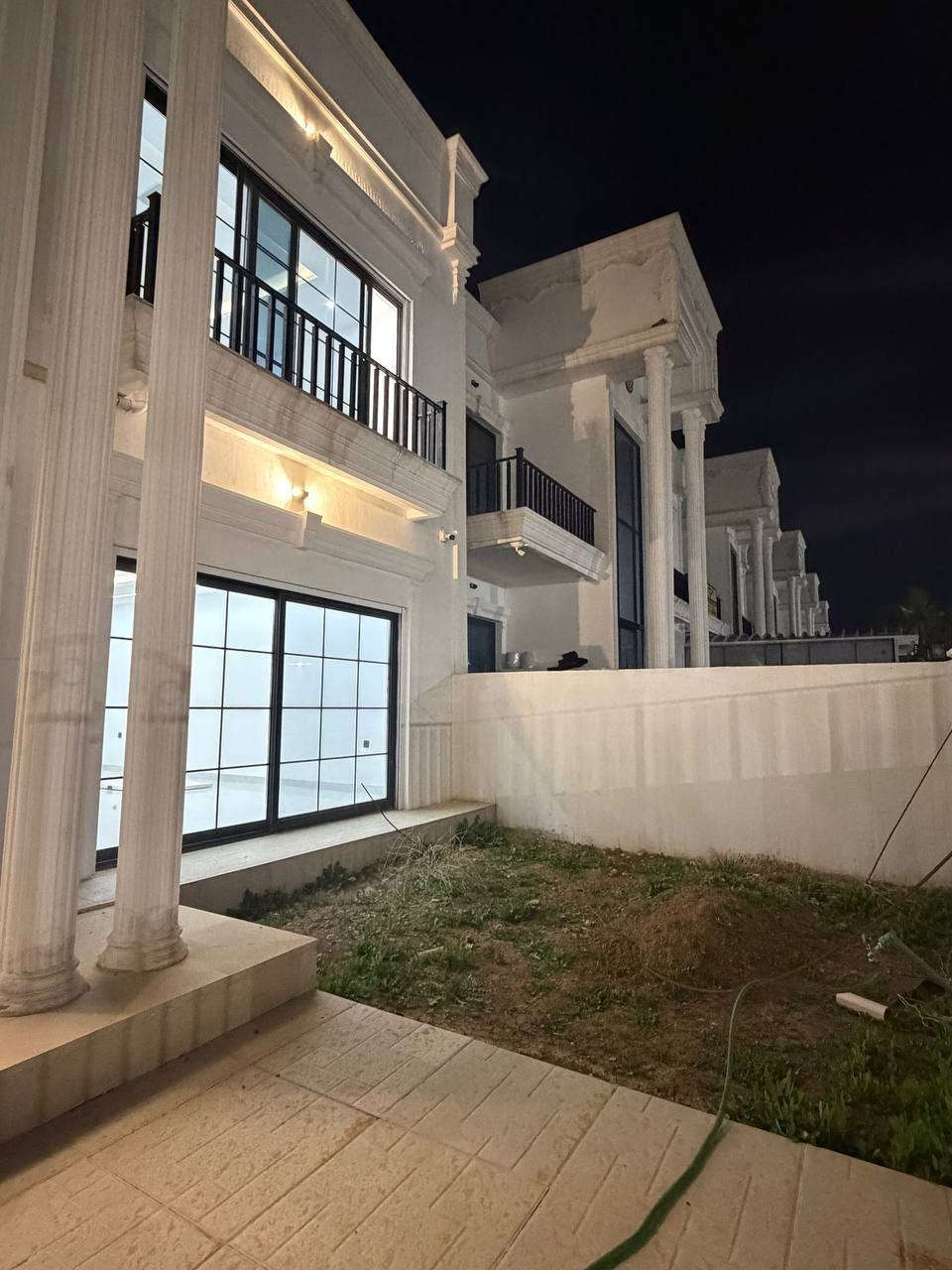 فيلا VIP مميزة جداً للبيع في زانر سيتي

فرصة نادرة لامتلاك فيلا بموقع استثنائي داخل المجمع
📍 واجهة مباشرة على مدخل المجمع، مقابل حديقة وبإطلالة مفتوحة على فلل كنجان

📐 المساحة: 230م
🏠 الحالة: زيرو (غير مستخدمة)

🔹 المميزات والإضافات:
• أرضية كاشي حديثة ومغيرة بالكامل
• نظام دراب متكامل
• سيستم كاميرات مراقبة جاهز

🛏️ التفاصيل:
• 4 غرف نوم (2 ماستر سويت)
• صالة مريحة
• استقبال أنيق
• مطبخ حار + بارد مع كاونتر جاهز

رقم الاتصال او واتساب
***********
***********
عدنان العقارات
