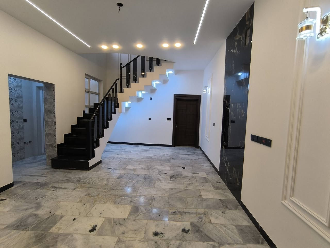 🏡 دار للبيع – النجف الأشرف / حي ميسان قطاع 14 (على ساحة) 🌟
✨ دار حديثة بطابقين وتصميم أنيق، مناسبة لسكن عائلي مريح.
📏 المساحة: 120 متر
🏗️ البناء: درجة أولى (طابوق + صب جسور)
🔹 التقسيم:
🔸 الطابق العلوي:
🛏️ غرفتا نوم – 👨‍👩‍👧‍👦 صالة عائلية – 🚿 حمام
🔸 الطابق الأرضي:
🛏️ غرفة نوم – 🛋️ صالة – ✨ استقبال – 🍴 مطبخ – 🚿 حمام داخلي + 🚻 حمام خارجي
💎 المميزات:
✔️ منظومة كاميرات مراقبة 🔒
✔️ منظومة غاز حديثة 🌬️💧
✔️ أرضيات مرمر فاخر 🪞
✔️ بورسلين هندي أنيق 🇮🇳
✔️ منظومة بوري شافطة احترافية 🚿
✔️ منظومة سبالت مع بوري تقطير متكامل ❄️
📞 للاستفسار: ***********
 #عقارات #النجف
