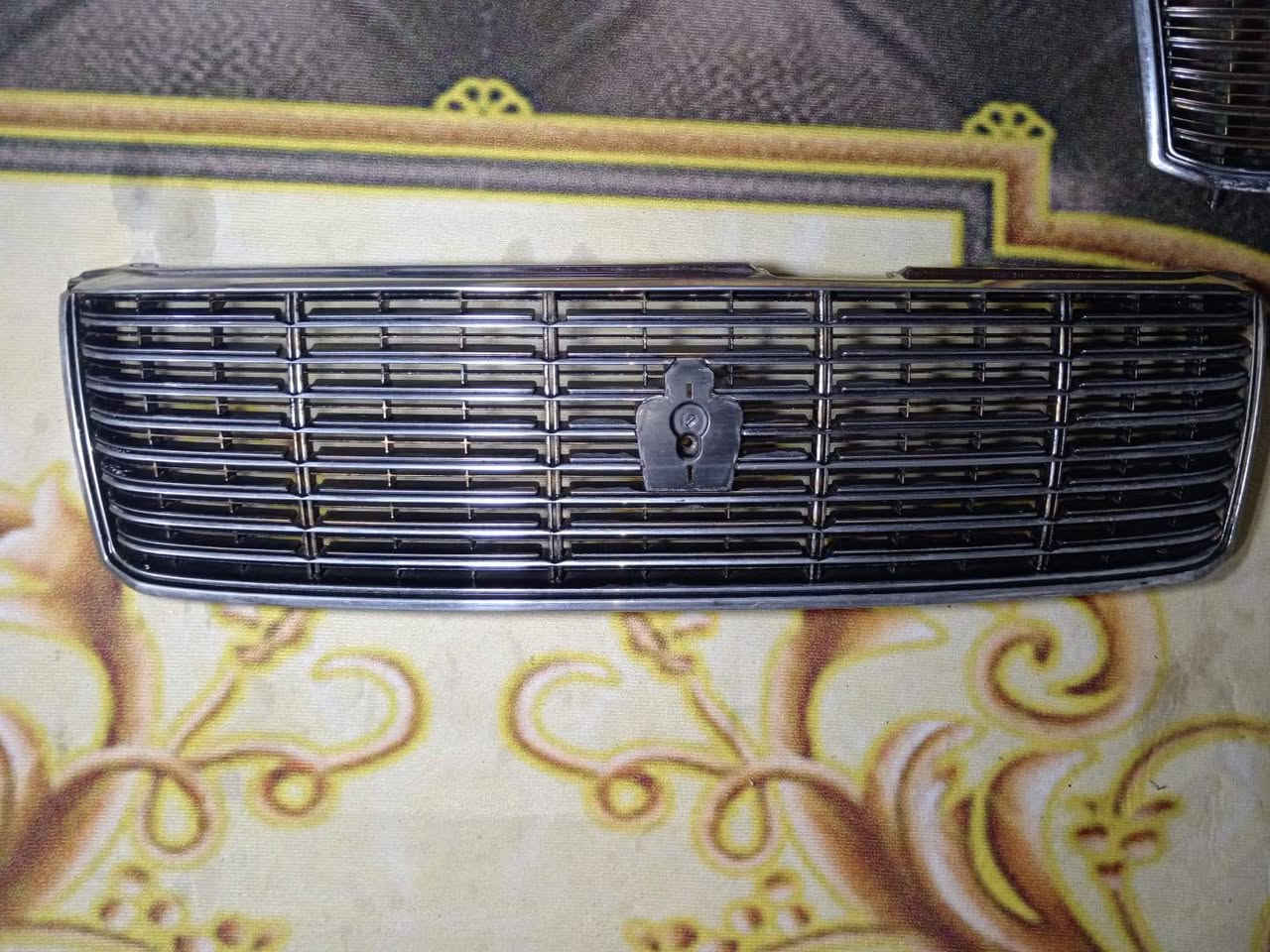 السلام عليكم شبابيك (راس الثور)  اثنين كرستال واحد عادي نضاف بدون اي ضرر السعر اللكل 75 الواحد عل 25 الف يوجد توصيل لجميع المحافظات *********** بيه واتساب
