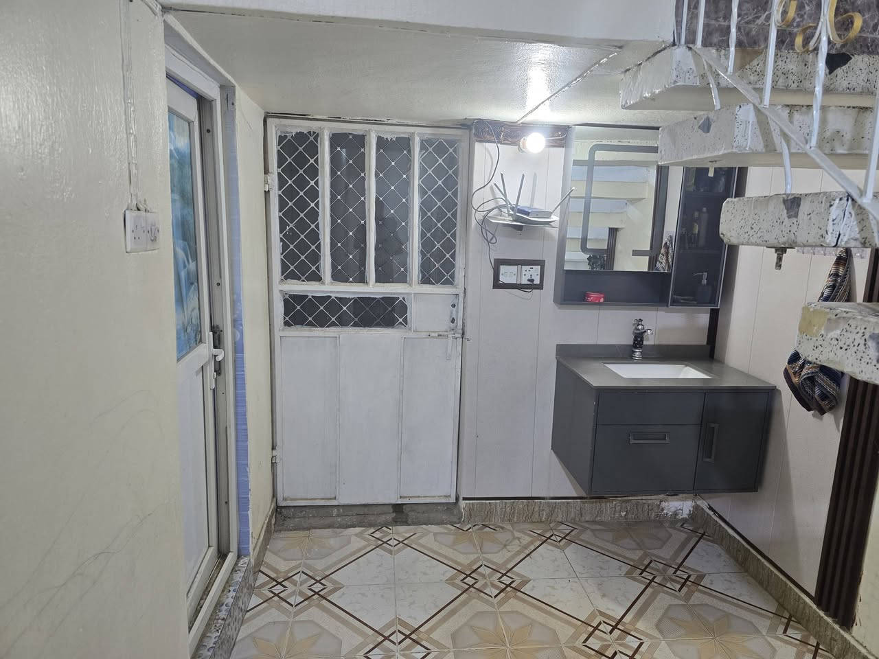 بيت للبيع مساحه 165 متر تحتوي على ثلاث غرف نوم  واستقبال وهول صحيات عدد3 ومطبخ حديقه صغيرة وطرمة عنوان ديالى الخالص مقابيل السيد يوسف فرع الحداد
 للاستفسار اتصال ***********
