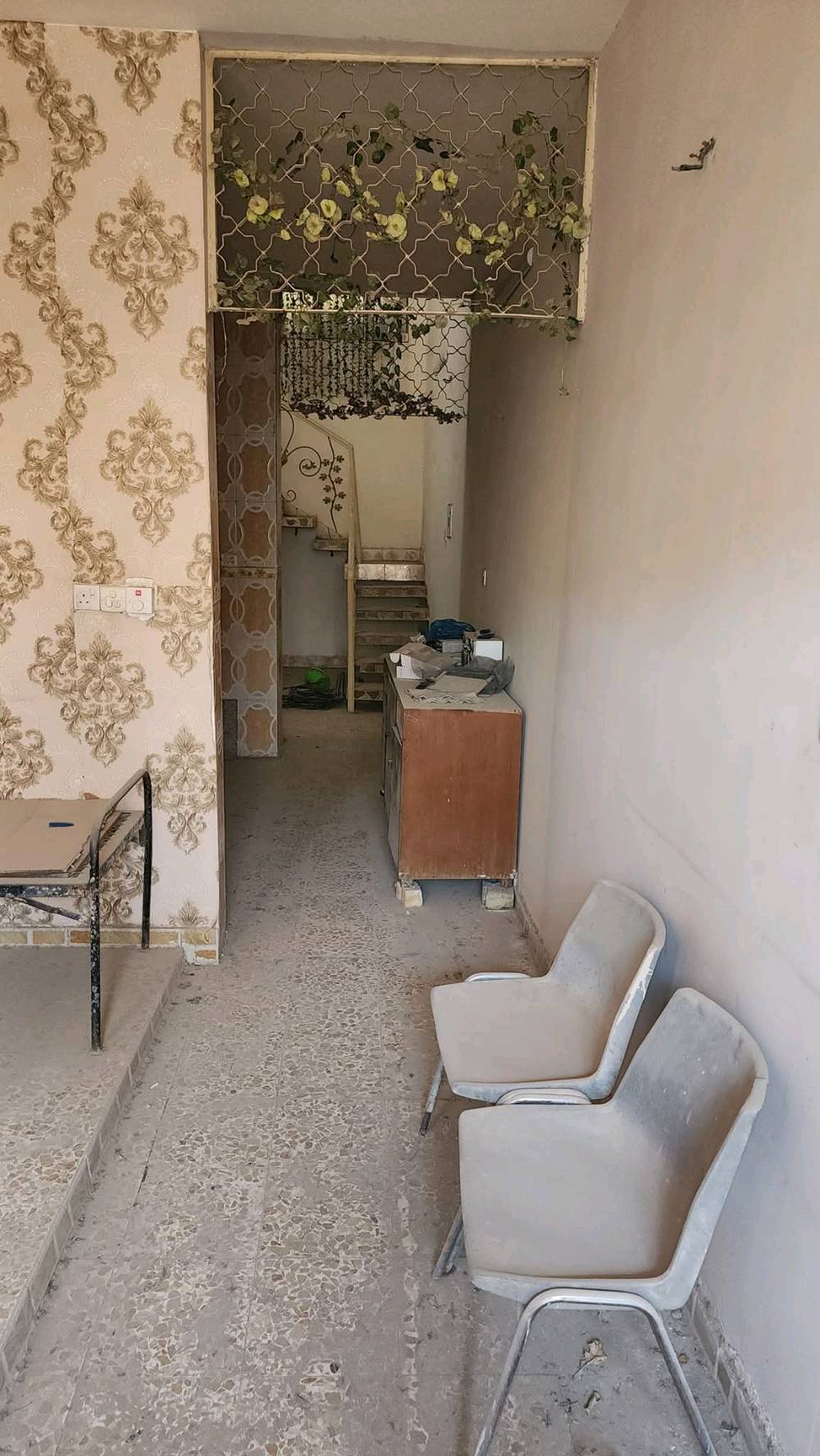 السلام عليكم بيت للبيع منطقة ابوغريب منطقى حي الصديق عرب جلوب يصحوله البيت في بدايه شارع20 التجاري يعني على شارع قرب مطعم القلعه بصف وكيل الطحين مساحه البيت 100 متر قاطين يتكون من صاله ومطبخ وحولي وغرفه نوم وتركين  القاط الثاني غرفه كبيره مع مخزن في السطح الاول البيت بناء بلوك 
