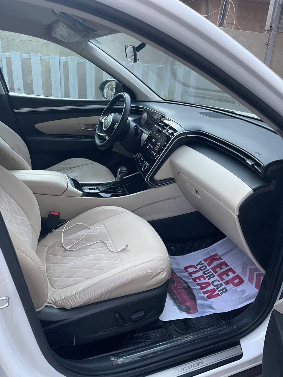 عندي توسان موديل ٢٠٢٤ خليجي ماشيه ٢٨٥٠٠ الف داخل ابيض بيهه بارد وشويه صبغ بقبق الجنطه جوه الرقم السعرر ٢١٠ وبيهه مجال للاستفسار ***********
