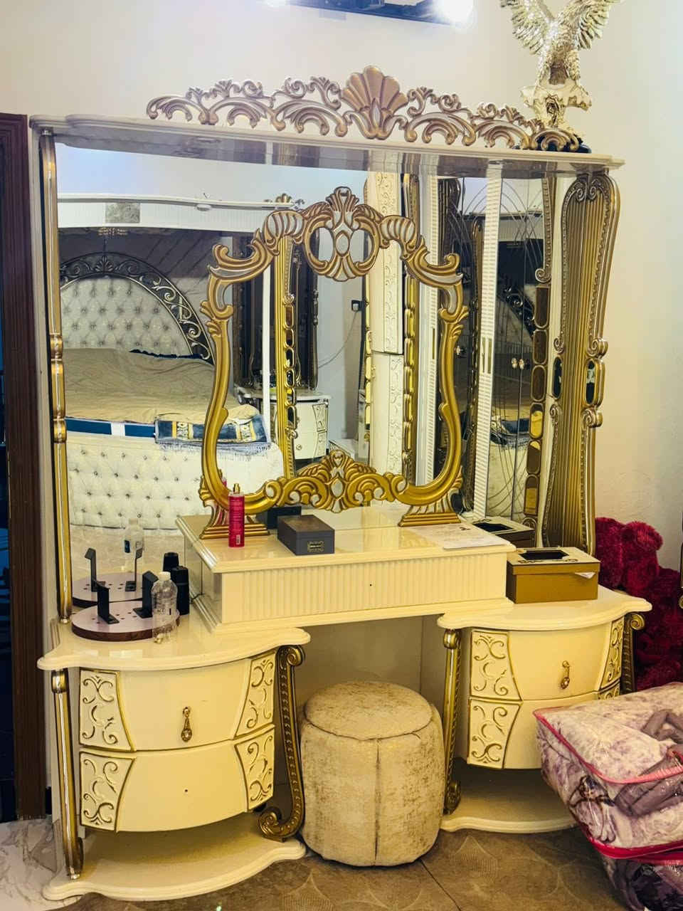 السلام عليكم غرفة نوم ملكيه 7 قطع مستعمله نظيفه جداً اناره ثريا بالچربايه وسبورت لايت وسبورت لايت ايضاً بالكومديات وسبورت لايت بميز مرايه 
السعر 1.750.000
غير متواجد ع النت مكلف بالنشر 
للتواصل على الرقم 
***********
