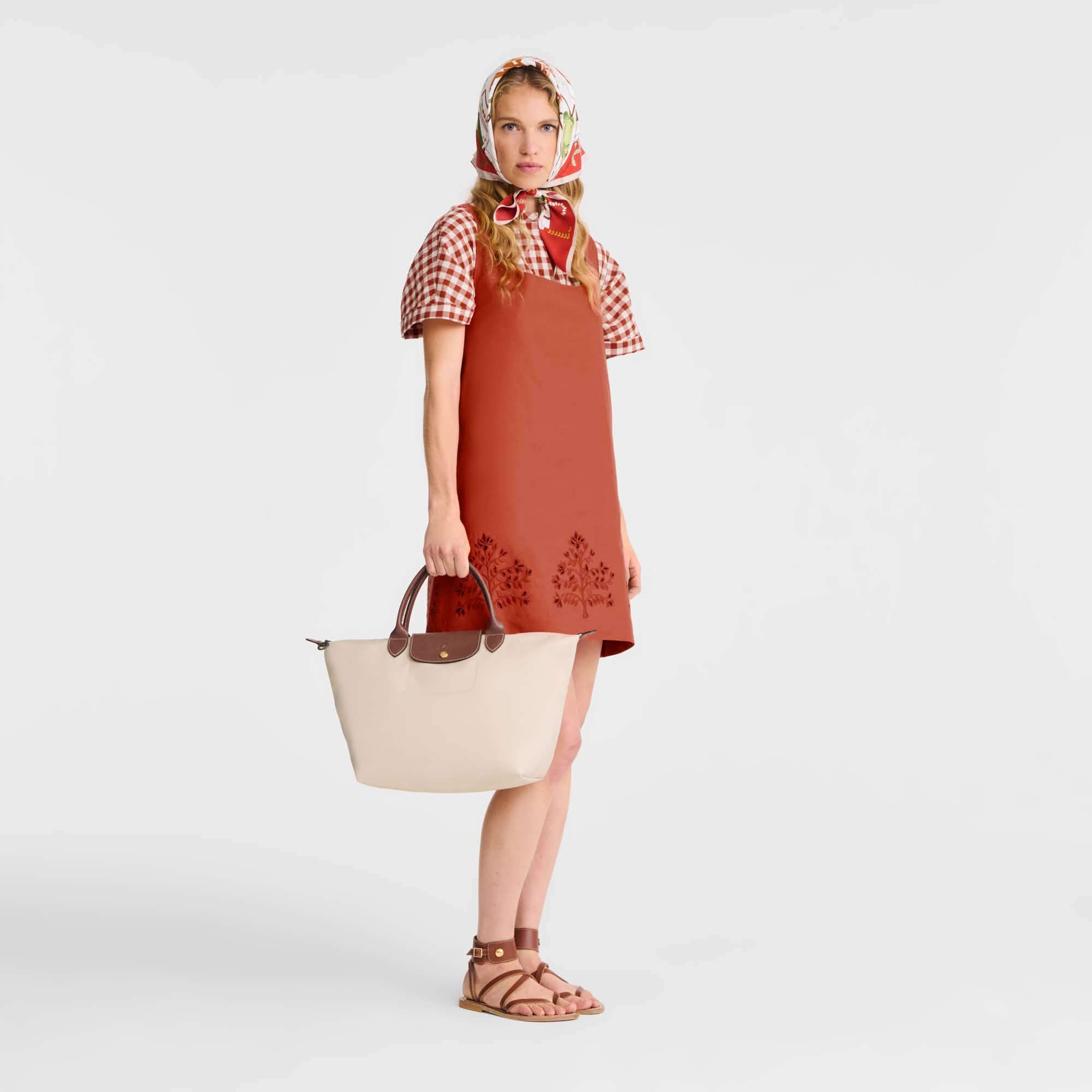 حقيبة 👜 نسائية فخمة وأنيقة من ماركة Longchamp الأصلية الفرنسية 🇫🇷 ✨

تصميم فرنسي راقٍ  يجمع بين القماش المتين والجلد الروسي الطبيعي الفاخر، خفيفة وعملية ومثالية للاستخدام اليومي أو السفرات .

✴️ متوفر ابيض وأسود 

◽️ جودة عالية
◽️ تصميم كلاسيكي راقٍ
◽️ مريحة وخفيفة بالحمل
◽️ممكن استخدامها كحقيبة صغيرة او كبيرة 

☑️القياس 
في حال الحجم الكامل 
الارتفاع 30cm
العرض 28cm

للاستفسار خاص 📩
توصيل متوفر 🚚

#لونشامب #Longchamp #جنطة_نسائية #جنط #موضة #ستايل #أناقة #جنط_فخم #جنط_ماركات #جنط_يد #اوتفيت #كلاسيك #ترند #بنات #تسوق #العراق


**إذا كنت صاحب هذا الإعلان وتريد حذفه لأي سبب، رجاءا أرسل رسالة إلى الدعم الفني**