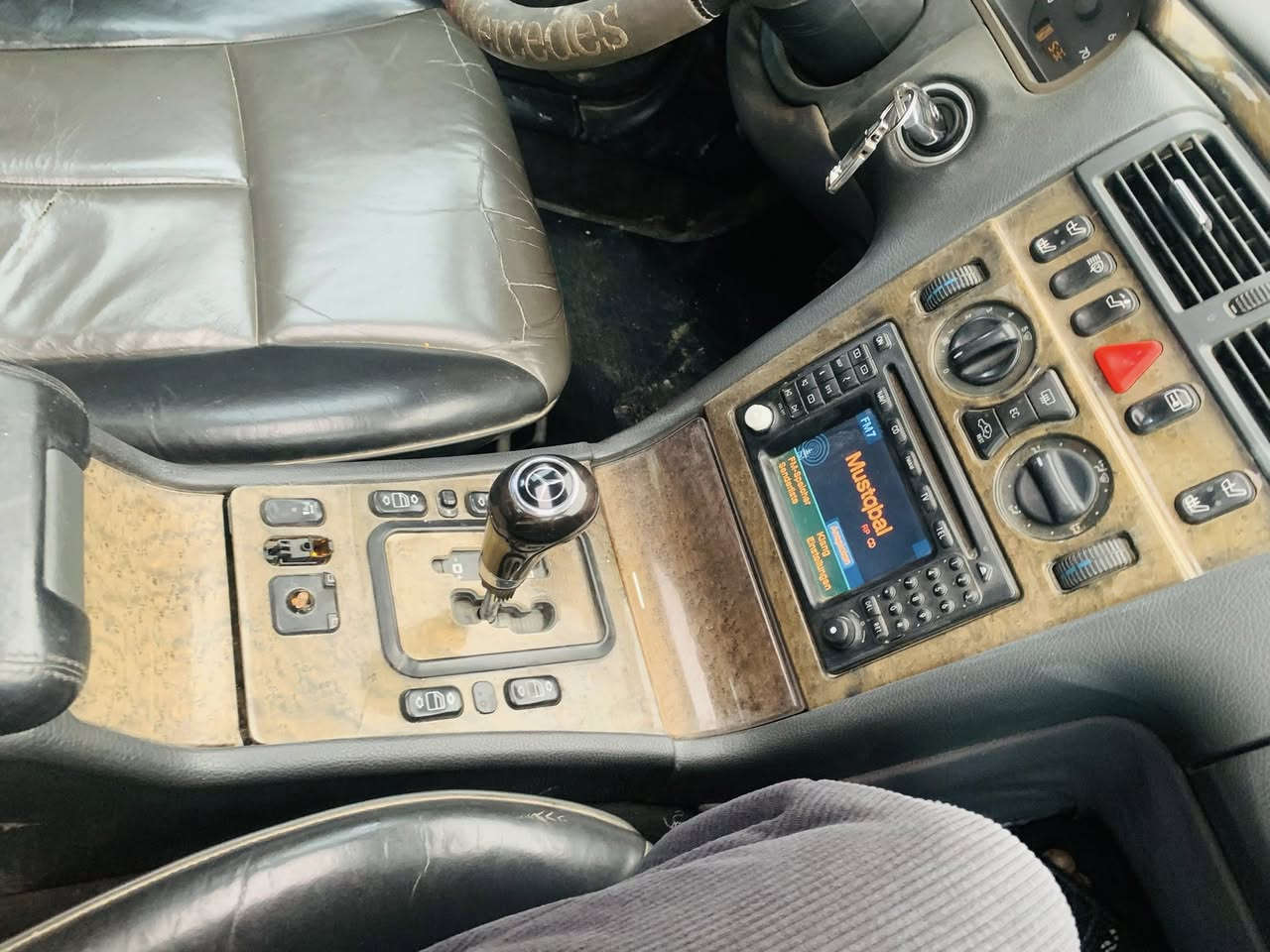 سلام عليكم مارسدس رقم دولي دهوك مديل 2000 مداور ثاني يوم بيها بابين تبديل فقط 6 سلندر جاهزه من كلشي وكلشي بيها شغال سعر 95 مكانها بالحله 
***********
