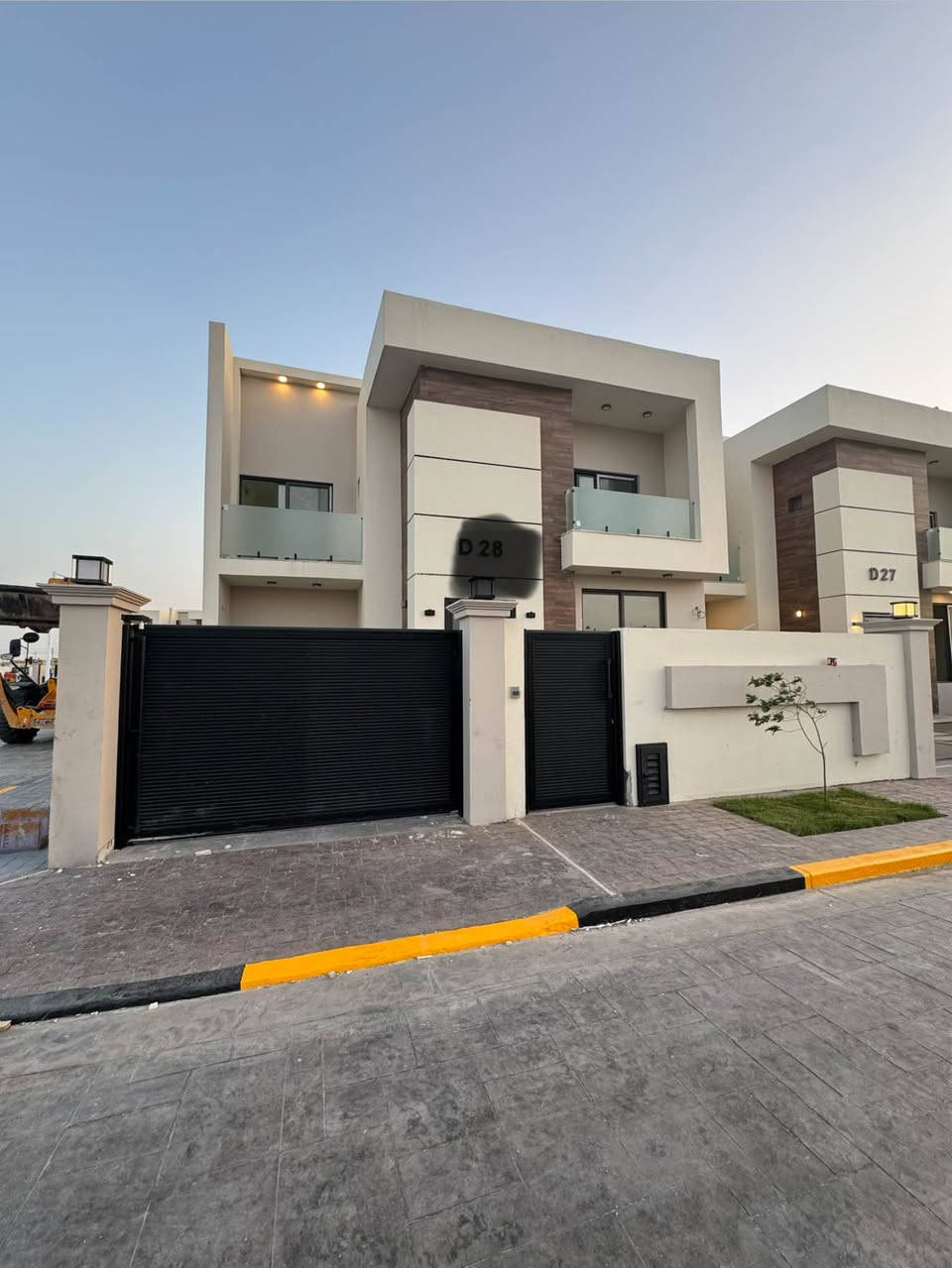بسم الله الرحمن الرحيم 

يتوفر بيت جاهز للسكن للبيع  في مجمع تاج البصرة 1 
البيت يباع بسعر الشركة الحالي بدون اي اضافات 
المساحة 250 م2
الطابق الارضي :
•كراج + حديقه 
•مطبخ حار + مطبخ بارد
•هول كبير 6*5 (مطل على حديقة داخليه )
•صحيات 
•غرفة نوم ماستر 6*4(مطله على الحديقة الداخلية)
•استقبال 6*4 + صحيات
ملاحظه الحديقه الداخلية ( 5*6)

الطابق الاول : 
(4 غرف نوم + لوندري )
•غرفة نوم + بالكون (5*4)
•غرفة نوم ماستر + بالكون + دريسنك روم (5*4)
•غرفة نوم 5*4 (مطلة على الحديقة الداخلية )
•غرفة نوم 6*4 (مطلة على الحديقة الداخلية )
•لوندري + مخزن 
•صحيات

البيت يباع بسعر الشركة بدون اضافات 
للاستفسار اكثر 
الاتصال بالارقام 
***********
*********** البصرة, العراق
