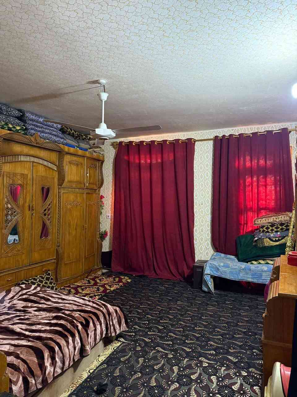 السلام عليكم مكلف بالنشر بيت طابو صرف المساحه 100متر واجهة 5 ونزال 20 طابقين الطابق الارضي غرفه وكلدور ومطبخ واستقبال الطابق الثاني غرفه وكلدور صحيات داخليه وخارجيه مع سقيفه خارجيه كراج سياره موقع البيت كلش حلو يبعد عن شارع 100العام تقريب 100متر والبيت شارعه 30 متر قرب الاستداره الثانيه من مدخل شارع حله كربلاء السعر 115 بي مجال بسيط رقم صاحب الدار *********** اتصال او واتساب
