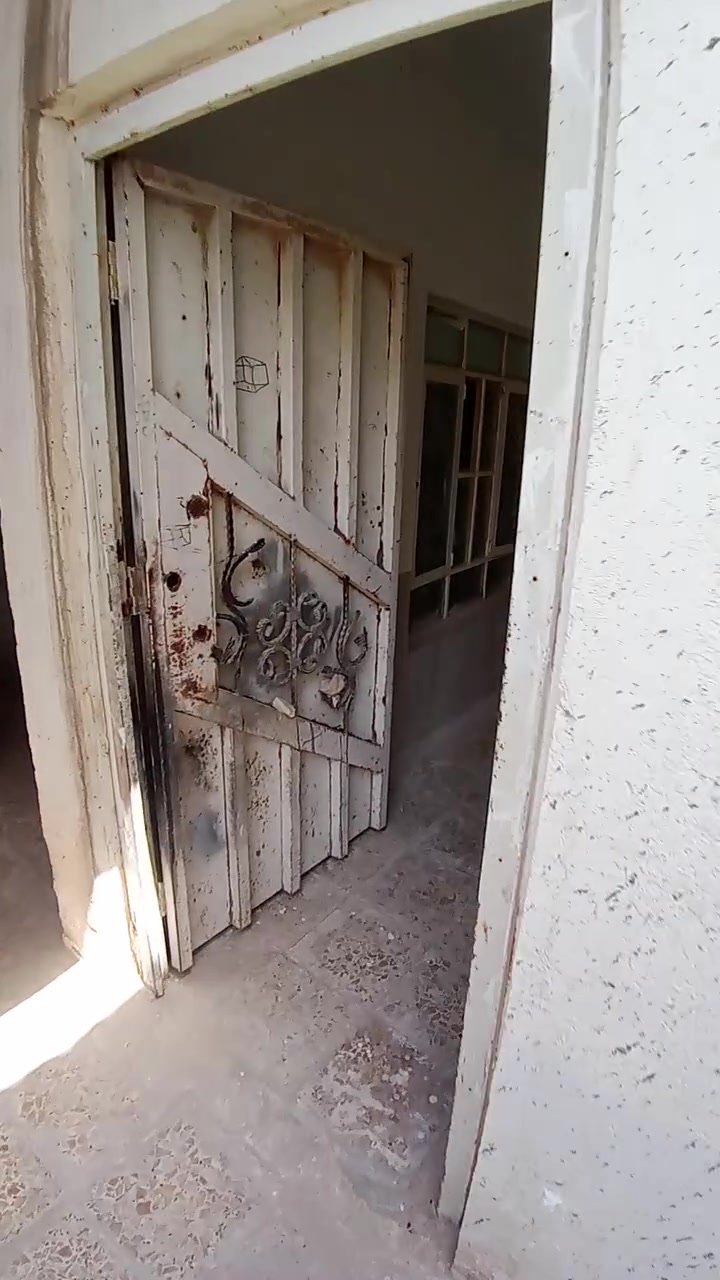 بيت للبيع ١٠٠م غرفه وصاله ومطبخ واستقبال وحمام تواليت خارجيات الارضيه كاشي والسطح تشاريف ومطبك فرشي شارع المطار القديم مقابل أسواق عسوله قريب للشارع شارعه عرضه ١٠ متر السعر ١٨ وبي مجال ***********
