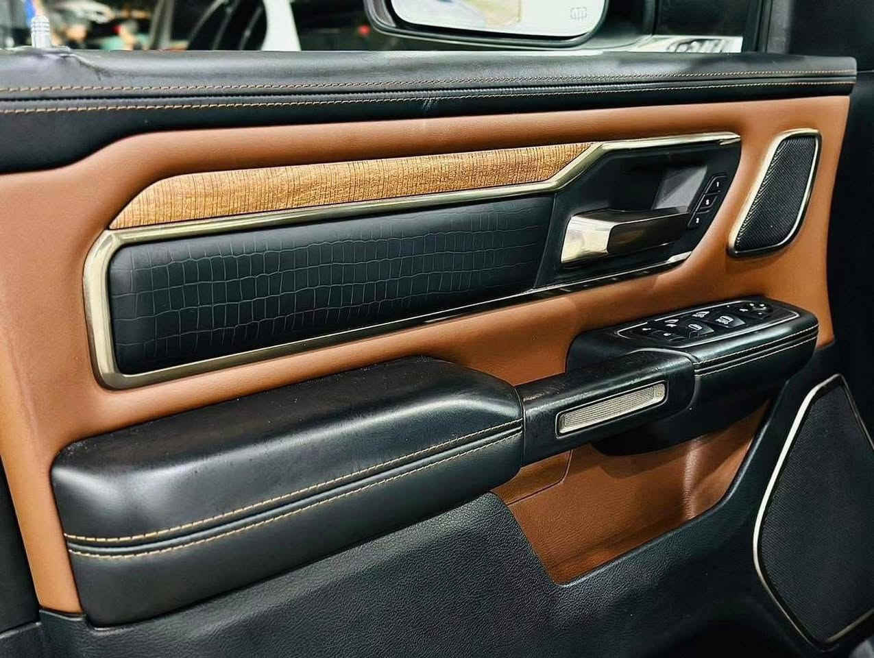 دوج رام 1500 اتروك
( لمتدد لونك هورن )

فول مواصفات 1/1 

مكفولة كفاله عامه من كل شي 

وجديدة على وضع الشركة 

رقم اربيل وكاله وتحويل

المحرك : V8 5.7L .

بصمات عدد 2 اصليات 

السعر ( ٤.٣٥ )

المواصفات :

* دفع رباعي 4x4. فور ويل

* رادار تفاعلي مع مانع تصادم امامي خلفي.

* نقطة عمياء. 

* تحذير الخروج عن المسار.

* 5 كاميرات (360) درجة. .

* استطفاف ذكي (اوتوپارك).

* دوسات جانبية كهربائية.

* المصابيح الأمامية زنون.

* كشافات الضباب زنون. 

* المصابيح الأمامية والمصابيح الخلفية LED. 

* دخول ذكي (بصمة). 

* تشغيل عن بعد.

* مقاعد من الجلد الفاخر. 

* المقاعد كهربائية مع ميموري.

* المقاعد الأمامية تبريد وتدفئة. 

* المقاعد الخلفية تبريد وتدفئة. 

* تطعيم الجلد بلونين والمعدن البرونزي والخشب الملكي الفاخر.

*الستيرن تدفئه 

* شاشة كبيرة تيسلا.

* حساسات امامية وخلفية.

* سقف بانوراما. 

* مكيف خلفي.

*محدد سرعة.

* ويل كروم قياس 22 انج.

* مرايا كهربائية جانبية من الكروم قابلة للطي كهربائيا.

* مرايا مع خاصية التعتيم الذاتي

* شاحن موبايل لاسلكي (واير ليس).

* الشباك الخلفي كهربائي. 

* المرايا الجانبية تدفئة. .

* غطاء من الجلد للصندوق الخلفي .

*رام بوكس (صناديق تخزين جانبيه)

* امكانية تعديل ارتفاع دواسات البنزين والبريك.

* هاند بريك كهربائي.

* جوبلسات جگات تصعد وتنزل

وعن طريق البصمه أيضا 

* مساحات تخزين إضافية تحت المقاعد 

وتحت الدوسات

* طخم تايرات جديد مع باتري. 

***********. رقم صاحب السياره
