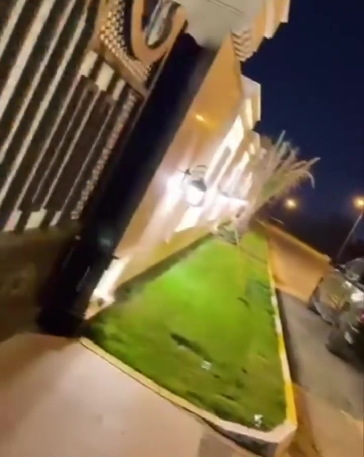 نصف دونم 1250متر
 الوجه25النزال50
طابو زراعي سند 25على طابو المحموديه الدونم يتحول بأسمك
 بيها اجازة بناء وورقة مال كهرباء
 والمزرعه صايرة على شارع 10متر
 بناء درجة اولى فول مرمر 
+مؤثثة اثاث درجة اولى
للاستفسار على الرقم ***********
