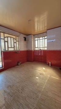 للإيجار شقة طابق ثاني في السيدية🔹 تحتوي على: 🛏️ غرفتين نوم 🍳 مطبخ 🛋️ ص...