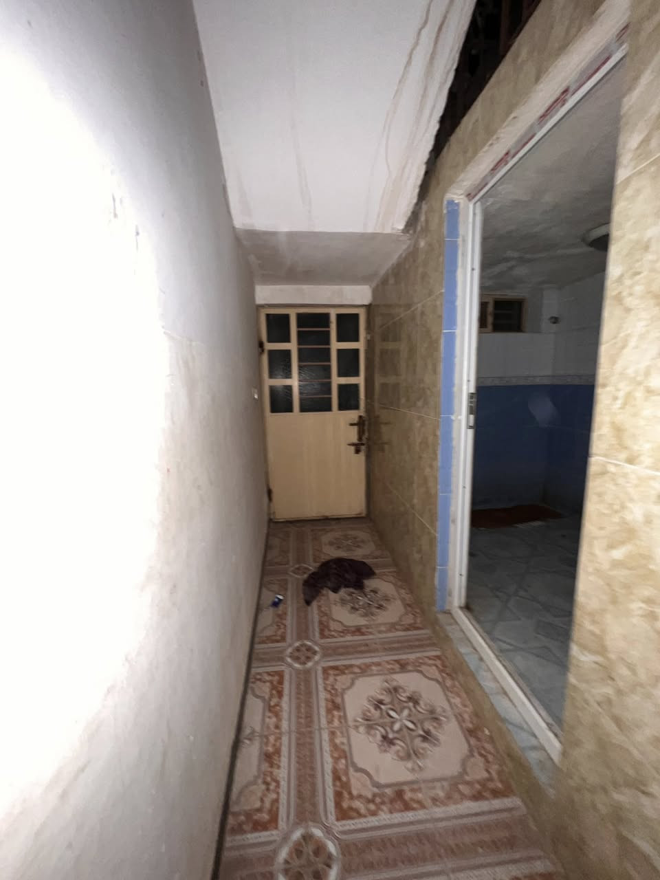 دار للأيجار 
في الفلوجة جغيفي الثاني قرب جامع عبد الرزاق الضاهر 

مساحة 150 متر 
طابق واحد وغرفة وصاله وستقبال وحمام ومطبخ وكراج سيارة 
بيت نضافة 50‎%‎ 
يرادله فقط صبغ ومطور ماء وجام لشباك البيتونة
وشتحط تكطع من الأيجار 
ارضية سراميك كامله خط مولد وطنية جاهز 
بيت مرتب فقط يرادله هاي النواقص وغسل

سعر الأيجار 250 الف 

***********
***********
