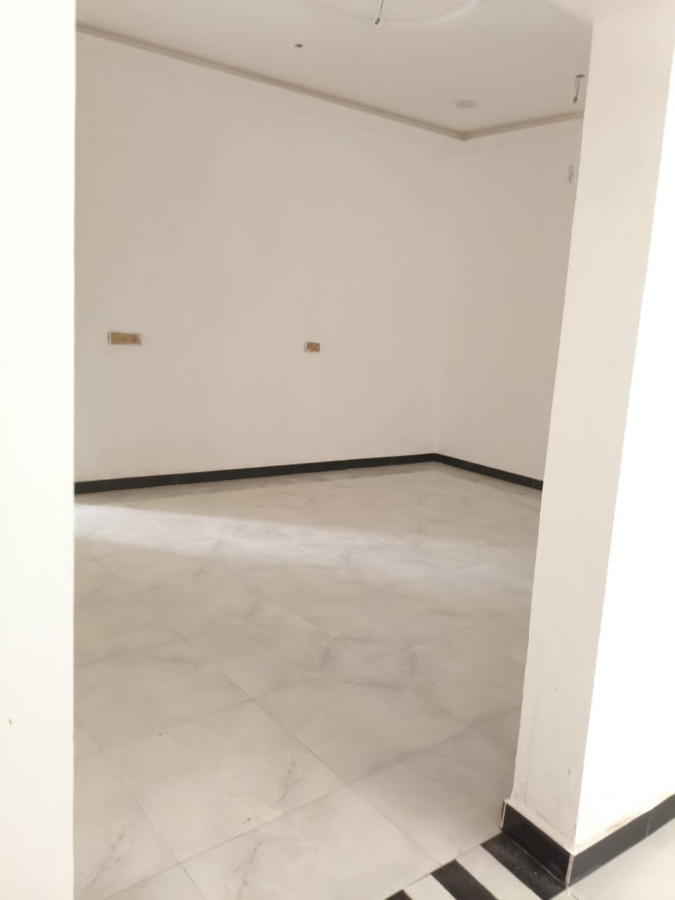 سلام عليكم دار سكن للبيع طابو زراعي بسم عراقي بصره ابو خصيب محليه مساحه البيت 250متر عله شارع10متر تبليط
يتكون البيت من ثلاث غرف نوم وصالتين وحمام داخلي وخارجي وديوان ومطبخ بورسلين للاستفسار ***********
